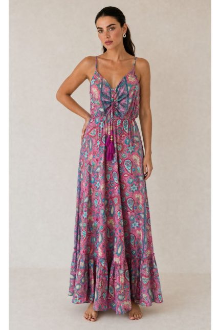 Anvi Art Silk Maxi Φόρεμα Pink Λαχούρι Χαρακτηριστικά Προϊόντος • Maxi φόρεμα σε αέρινη και θηλυκή γραμμή • Εντυπωσιακό λαχούρι print σε αποχρώσεις του ροζ • Ασύμμετρο εμπριμέ σχέδιο που χαρίζει μοναδικό χαρακτήρα • 100% Art Silk ύφασμα • Ανάλαφρη, δροσερή και μεταξένια υφή • Σούρες στο μπούστο για άψογη εφαρμογή • Μέση με απλό λάστιχο μπροστά και σφηκοφωλιά λάστιχο στο πίσω μέρος για μεγαλύτερη άνεση • Decorative φουντάκια στο κέντρο του ντεκολτέ • Λεπτές ρυθμιζόμενες τιράντες • Άνετη εφαρμογή που αγκαλιάζει όμορφα το σώμα • Δεν διαφανίζει • Non Iron – δεν χρειάζεται σιδέρωμα Διαστάσεις Μέγεθος Στήθος Μέση Περιφέρεια One Size έως 96 cm έως 98 cm έως 145 cm Σύνθεση • 100% Art Silk Φροντίδα • Πλύσιμο στο χέρι ή έως 30°C • Χωρίς στύψιμο • Φυσικό στέγνωμα • Δεν απαιτεί σιδέρωμα (Non Iron)