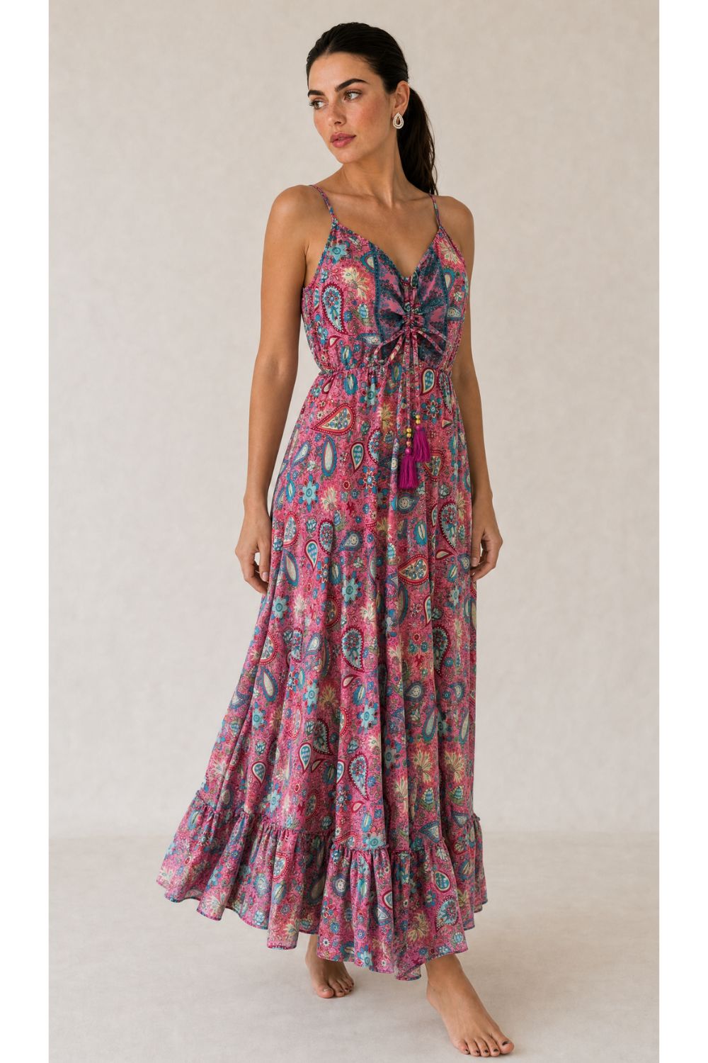 Anvi Art Silk Maxi Φόρεμα Pink Λαχούρι Χαρακτηριστικά Προϊόντος • Maxi φόρεμα σε αέρινη και θηλυκή γραμμή • Εντυπωσιακό λαχούρι print σε αποχρώσεις του ροζ • Ασύμμετρο εμπριμέ σχέδιο που χαρίζει μοναδικό χαρακτήρα • 100% Art Silk ύφασμα • Ανάλαφρη, δροσερή και μεταξένια υφή • Σούρες στο μπούστο για άψογη εφαρμογή • Μέση με απλό λάστιχο μπροστά και σφηκοφωλιά λάστιχο στο πίσω μέρος για μεγαλύτερη άνεση • Decorative φουντάκια στο κέντρο του ντεκολτέ • Λεπτές ρυθμιζόμενες τιράντες • Άνετη εφαρμογή που αγκαλιάζει όμορφα το σώμα • Δεν διαφανίζει • Non Iron – δεν χρειάζεται σιδέρωμα Διαστάσεις Μέγεθος Στήθος Μέση Περιφέρεια One Size έως 96 cm έως 98 cm έως 145 cm Σύνθεση • 100% Art Silk Φροντίδα • Πλύσιμο στο χέρι ή έως 30°C • Χωρίς στύψιμο • Φυσικό στέγνωμα • Δεν απαιτεί σιδέρωμα (Non Iron) Anvi Art Silk Maxi Φόρεμα Pink Λαχούρι Χαρακτηριστικά Προϊόντος • Maxi φόρεμα σε αέρινη και θηλυκή γραμμή • Εντυπωσιακό λαχούρι print σε αποχρώσεις του ροζ • Ασύμμετρο εμπριμέ σχέδιο που χαρίζει μοναδικό χαρακτήρα • 100% Art Silk ύφασμα • Ανάλαφρη, δροσερή και μεταξένια υφή • Σούρες στο μπούστο για άψογη εφαρμογή • Μέση με απλό λάστιχο μπροστά και σφηκοφωλιά λάστιχο στο πίσω μέρος για μεγαλύτερη άνεση • Decorative φουντάκια στο κέντρο του ντεκολτέ • Λεπτές ρυθμιζόμενες τιράντες • Άνετη εφαρμογή που αγκαλιάζει όμορφα το σώμα • Δεν διαφανίζει • Non Iron – δεν χρειάζεται σιδέρωμα Διαστάσεις Μέγεθος Στήθος Μέση Περιφέρεια One Size έως 96 cm έως 98 cm έως 145 cm Σύνθεση • 100% Art Silk Φροντίδα • Πλύσιμο στο χέρι ή έως 30°C • Χωρίς στύψιμο • Φυσικό στέγνωμα • Δεν απαιτεί σιδέρωμα (Non Iron)