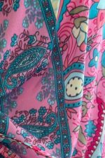Anvi Art Silk Maxi Φόρεμα Pink Λαχούρι Χαρακτηριστικά Προϊόντος • Maxi φόρεμα σε αέρινη και θηλυκή γραμμή • Εντυπωσιακό λαχούρι print σε αποχρώσεις του ροζ • Ασύμμετρο εμπριμέ σχέδιο που χαρίζει μοναδικό χαρακτήρα • 100% Art Silk ύφασμα • Ανάλαφρη, δροσερή και μεταξένια υφή • Σούρες στο μπούστο για άψογη εφαρμογή • Μέση με απλό λάστιχο μπροστά και σφηκοφωλιά λάστιχο στο πίσω μέρος για μεγαλύτερη άνεση • Decorative φουντάκια στο κέντρο του ντεκολτέ • Λεπτές ρυθμιζόμενες τιράντες • Άνετη εφαρμογή που αγκαλιάζει όμορφα το σώμα • Δεν διαφανίζει • Non Iron – δεν χρειάζεται σιδέρωμα Διαστάσεις Μέγεθος Στήθος Μέση Περιφέρεια One Size έως 96 cm έως 98 cm έως 145 cm Σύνθεση • 100% Art Silk Φροντίδα • Πλύσιμο στο χέρι ή έως 30°C • Χωρίς στύψιμο • Φυσικό στέγνωμα • Δεν απαιτεί σιδέρωμα (Non Iron)