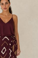 Tinos Viscose Wrap Midi Skirt Κωδικός: 2728 Χαρακτηριστικά Προϊόντος • Πολυμορφική κρουαζέ midi φούστα • Εσωτερικό φύλλο που ασφαλίζει με κορδονάκι • Εξωτερικό φύλλο που τυλίγει το σώμα και δένει στη μέση • Ρυθμιζόμενη εφαρμογή που προσαρμόζεται εύκολα στη σιλουέτα • Άνετη γραμμή με φυσική κίνηση • Midi μήκος • Ασύμμετρο τελείωμα • One Size – καλύπτει έως X-Large • Viscose blend σύνθεση • Ανάλαφρη, δροσερή και breathable αίσθηση • Πολύ μαλακή υφή με όμορφη εφαρμογή Διαστάσεις (One Size) • Μέση: έως 105 cm (ρυθμιζόμενη με δέσιμο) • Περιφέρεια: έως 120 cm • Μήκος: Midi Asymmetrical Οδηγίες Φροντίδας • Πλύσιμο στους 30°C • Χωρίς στύψιμο • Σιδέρωμα σε χαμηλή θερμοκρασία