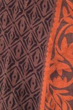 Ioulida Viscose Wrap Midi Skirt Κωδικός: 2728 Χαρακτηριστικά Προϊόντος • Πολυμορφική κρουαζέ midi φούστα • Εσωτερικό φύλλο που ασφαλίζει με κορδονάκι • Εξωτερικό φύλλο που τυλίγει το σώμα και δένει στη μέση • Ρυθμιζόμενη εφαρμογή που προσαρμόζεται εύκολα στη σιλουέτα • Άνετη γραμμή με φυσική κίνηση • Midi μήκος • Ασύμμετρο τελείωμα • One Size – καλύπτει έως X-Large • Viscose blend σύνθεση • Ανάλαφρη, δροσερή και breathable αίσθηση • Πολύ μαλακή υφή με όμορφη εφαρμογή Διαστάσεις (One Size) • Μέση: έως 105 cm (ρυθμιζόμενη με δέσιμο) • Περιφέρεια: έως 120 cm • Μήκος: Midi Asymmetrical Οδηγίες Φροντίδας • Πλύσιμο στους 30°C • Χωρίς στύψιμο • Σιδέρωμα σε χαμηλή θερμοκρασία