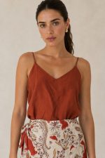 Viscose Blend Cami Top in rusty orange Χαρακτηριστικά Προϊόντος • Αέρινο cami top σε χαλαρή, άνετη γραμμή • Κομψό V ντεκολτέ μπροστά και πίσω • Λεπτές σταθερές τιράντες • Ελαφρώς Α γραμμή που πέφτει όμορφα στο σώμα • One Size – καλύπτει έως Large • Ύφασμα από viscose blend με διακριτικό εφέ gofre • Ανάλαφρη, δροσερή και breathable υφή • Πολύ μαλακή αίσθηση στο δέρμα • Δεν διαφανίζει • Ιδανικό για καθημερινά, resort και βραδινά καλοκαιρινά looks Διαστάσεις Μέγεθος Στήθος Μέση Μήκος One Size έως 104 cm έως 110 cm περίπου 63 cm Σύνθεση • Viscose Blend Φροντίδα • Πλύσιμο έως 30°C • Χωρίς στύψιμο • Φυσικό στέγνωμα • Σιδέρωμα σε χαμηλή θερμοκρασία