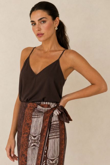 Viscose Blend Cami Top Χαρακτηριστικά Προϊόντος • Αέρινο cami top σε χαλαρή, άνετη γραμμή • Κομψό V ντεκολτέ μπροστά και πίσω • Λεπτές σταθερές τιράντες • Ελαφρώς Α γραμμή που πέφτει όμορφα στο σώμα • One Size – καλύπτει έως Large • Ύφασμα από viscose blend με διακριτικό εφέ gofre • Ανάλαφρη, δροσερή και breathable υφή • Πολύ μαλακή αίσθηση στο δέρμα • Δεν διαφανίζει • Ιδανικό για καθημερινά, resort και βραδινά καλοκαιρινά looks Διαστάσεις Μέγεθος Στήθος Μέση Μήκος One Size έως 104 cm έως 110 cm περίπου 63 cm Σύνθεση • Viscose Blend Φροντίδα • Πλύσιμο έως 30°C • Χωρίς στύψιμο • Φυσικό στέγνωμα • Σιδέρωμα σε χαμηλή θερμοκρασία