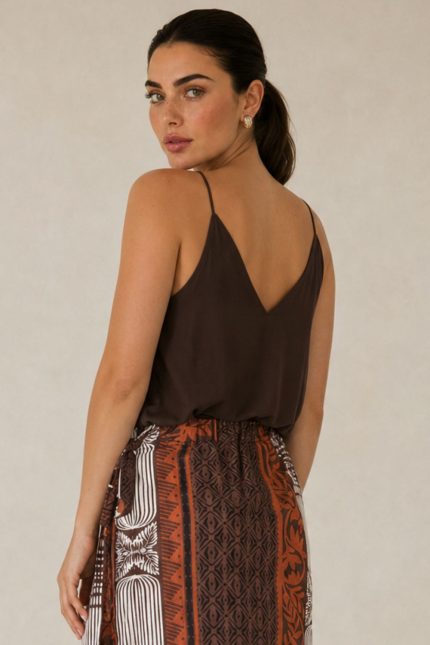 Ioulida Viscose Wrap Midi Skirt Κωδικός: 2728 Χαρακτηριστικά Προϊόντος • Πολυμορφική κρουαζέ midi φούστα • Εσωτερικό φύλλο που ασφαλίζει με κορδονάκι • Εξωτερικό φύλλο που τυλίγει το σώμα και δένει στη μέση • Ρυθμιζόμενη εφαρμογή που προσαρμόζεται εύκολα στη σιλουέτα • Άνετη γραμμή με φυσική κίνηση • Midi μήκος • Ασύμμετρο τελείωμα • One Size – καλύπτει έως X-Large • Viscose blend σύνθεση • Ανάλαφρη, δροσερή και breathable αίσθηση • Πολύ μαλακή υφή με όμορφη εφαρμογή Διαστάσεις (One Size) • Μέση: έως 105 cm (ρυθμιζόμενη με δέσιμο) • Περιφέρεια: έως 120 cm • Μήκος: Midi Asymmetrical Οδηγίες Φροντίδας • Πλύσιμο στους 30°C • Χωρίς στύψιμο • Σιδέρωμα σε χαμηλή θερμοκρασία