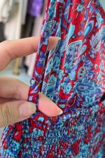 Anvi Art Silk Maxi Φόρεμα mint red Χαρακτηριστικά Προϊόντος • Maxi φόρεμα σε αέρινη και θηλυκή γραμμή • Εντυπωσιακό λαχούρι print σε αποχρώσεις mint-red-indigo blue • Ασύμμετρο εμπριμέ σχέδιο που χαρίζει μοναδικό χαρακτήρα • 100% Art Silk ύφασμα • Ανάλαφρη, δροσερή και μεταξένια υφή • Σούρες στο μπούστο για άψογη εφαρμογή • Μέση με απλό λάστιχο μπροστά και σφηκοφωλιά λάστιχο στο πίσω μέρος για μεγαλύτερη άνεση • Decorative φουντάκια στο κέντρο του ντεκολτέ • Λεπτές ρυθμιζόμενες τιράντες • Άνετη εφαρμογή που αγκαλιάζει όμορφα το σώμα • Δεν διαφανίζει • Non Iron – δεν χρειάζεται σιδέρωμα Διαστάσεις Μέγεθος Στήθος Μέση Περιφέρεια One Size έως 96 cm έως 98 cm έως 145 cm Σύνθεση • 100% Art Silk Φροντίδα • Πλύσιμο στο χέρι ή έως 30°C • Χωρίς στύψιμο • Φυσικό στέγνωμα • Δεν απαιτεί σιδέρωμα (Non Iron)