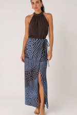 Penelope Viscose Wrap Midi Skirt Κωδικός: 3034 Χαρακτηριστικά Προϊόντος • Πολυμορφική κρουαζέ midi φούστα • Εσωτερικό φύλλο που ασφαλίζει με κορδονάκι • Εξωτερικό φύλλο που τυλίγει το σώμα και δένει στη μέση • Ρυθμιζόμενη εφαρμογή που προσαρμόζεται εύκολα στη σιλουέτα • Άνετη γραμμή με φυσική κίνηση • Midi μήκος • Ασύμμετρο τελείωμα • One Size – καλύπτει έως X-Large • Viscose blend σύνθεση καφέ-μπλέ  αποχρωση • Ανάλαφρη, δροσερή και breathable αίσθηση • Πολύ μαλακή υφή με όμορφη εφαρμογή Διαστάσεις (One Size) • Μέση: έως 105 cm (ρυθμιζόμενη με δέσιμο) • Περιφέρεια: έως 120 cm • Μήκος: Midi Asymmetrical Οδηγίες Φροντίδας • Πλύσιμο στους 30°C • Χωρίς στύψιμο • Σιδέρωμα σε χαμηλή θερμοκρασία