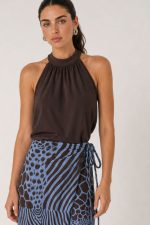 Penelope Viscose Wrap Midi Skirt Κωδικός: 3034 Χαρακτηριστικά Προϊόντος • Πολυμορφική κρουαζέ midi φούστα • Εσωτερικό φύλλο που ασφαλίζει με κορδονάκι • Εξωτερικό φύλλο που τυλίγει το σώμα και δένει στη μέση • Ρυθμιζόμενη εφαρμογή που προσαρμόζεται εύκολα στη σιλουέτα • Άνετη γραμμή με φυσική κίνηση • Midi μήκος • Ασύμμετρο τελείωμα • One Size – καλύπτει έως X-Large • Viscose blend σύνθεση καφέ-μπλέ  αποχρωση • Ανάλαφρη, δροσερή και breathable αίσθηση • Πολύ μαλακή υφή με όμορφη εφαρμογή Διαστάσεις (One Size) • Μέση: έως 105 cm (ρυθμιζόμενη με δέσιμο) • Περιφέρεια: έως 120 cm • Μήκος: Midi Asymmetrical Οδηγίες Φροντίδας • Πλύσιμο στους 30°C • Χωρίς στύψιμο • Σιδέρωμα σε χαμηλή θερμοκρασία Penelope Viscose Wrap Midi Skirt Κωδικός: 3034 Χαρακτηριστικά Προϊόντος • Πολυμορφική κρουαζέ midi φούστα • Εσωτερικό φύλλο που ασφαλίζει με κορδονάκι • Εξωτερικό φύλλο που τυλίγει το σώμα και δένει στη μέση • Ρυθμιζόμενη εφαρμογή που προσαρμόζεται εύκολα στη σιλουέτα • Άνετη γραμμή με φυσική κίνηση • Midi μήκος • Ασύμμετρο τελείωμα • One Size – καλύπτει έως X-Large • Viscose blend σύνθεση καφέ-μπλέ  αποχρωση • Ανάλαφρη, δροσερή και breathable αίσθηση • Πολύ μαλακή υφή με όμορφη εφαρμογή Διαστάσεις (One Size) • Μέση: έως 105 cm (ρυθμιζόμενη με δέσιμο) • Περιφέρεια: έως 120 cm • Μήκος: Midi Asymmetrical Οδηγίες Φροντίδας • Πλύσιμο στους 30°C • Χωρίς στύψιμο • Σιδέρωμα σε χαμηλή θερμοκρασία
