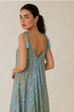 Italy Mini Art Silk Dress in mint Χαρακτηριστικά Προϊόντος • Mini φόρεμα με ιδιαίτερο  print σε αποχρώσεις mint  και sand • V λαιμόκοψη μπροστά και πίσω • Ρυθμιζόμενες τιράντες που δένουν στους ώμους με διακοσμητικές φούντες • Άνετη Α γραμμή που κολακεύει τη σιλουέτα ασύμμετρο σχέδιο  • Ανάλαφρη εφαρμογή με όμορφη κίνηση • One Size – καλύπτει έως X-Large • Ύφασμα Art Silk • Πολύ δροσερό, ανάλαφρο και εξαιρετικά απαλό στην αφή • Δεν διαφανίζει Διαστάσεις Μέγεθος Στήθος Περιφέρεια Μήκος One Size έως 118 cm έως 140 cm 90 cm* *Το μήκος προσαρμόζεται εύκολα χάρη στις τιράντες που δένουν στους ώμους. Οδηγίες Φροντίδας • Πλύσιμο στο κρύο νερό • Χωρίς στύψιμο • Δεν χρειάζεται σιδέρωμα