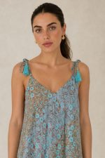 Italy Mini Art Silk Dress in mint Χαρακτηριστικά Προϊόντος • Mini φόρεμα με ιδιαίτερο  print σε αποχρώσεις mint  και sand • V λαιμόκοψη μπροστά και πίσω • Ρυθμιζόμενες τιράντες που δένουν στους ώμους με διακοσμητικές φούντες • Άνετη Α γραμμή που κολακεύει τη σιλουέτα ασύμμετρο σχέδιο  • Ανάλαφρη εφαρμογή με όμορφη κίνηση • One Size – καλύπτει έως X-Large • Ύφασμα Art Silk • Πολύ δροσερό, ανάλαφρο και εξαιρετικά απαλό στην αφή • Δεν διαφανίζει Διαστάσεις Μέγεθος Στήθος Περιφέρεια Μήκος One Size έως 118 cm έως 140 cm 90 cm* *Το μήκος προσαρμόζεται εύκολα χάρη στις τιράντες που δένουν στους ώμους. Οδηγίες Φροντίδας • Πλύσιμο στο κρύο νερό • Χωρίς στύψιμο • Δεν χρειάζεται σιδέρωμα