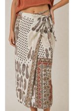 Lefkada Viscose Wrap Midi Skirt Κωδικός: 3033 Χαρακτηριστικά Προϊόντος • Πολυμορφική κρουαζέ midi φούστα • Εσωτερικό φύλλο που ασφαλίζει με κορδονάκι • Εξωτερικό φύλλο που τυλίγει το σώμα και δένει στη μέση • Ρυθμιζόμενη εφαρμογή που προσαρμόζεται εύκολα στη σιλουέτα • Άνετη γραμμή με φυσική κίνηση • Midi μήκος • Ασύμμετρο τελείωμα • One Size – καλύπτει έως X-Large • Viscose blend σύνθεση καφέ  αποχρωση • Ανάλαφρη, δροσερή και breathable αίσθηση • Πολύ μαλακή υφή με όμορφη εφαρμογή Διαστάσεις (One Size) • Μέση: έως 105 cm (ρυθμιζόμενη με δέσιμο) • Περιφέρεια: έως 120 cm • Μήκος: Midi Asymmetrical Οδηγίες Φροντίδας • Πλύσιμο στους 30°C • Χωρίς στύψιμο • Σιδέρωμα σε χαμηλή θερμοκρασία