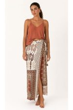 Lefkada Viscose Wrap Midi Skirt Κωδικός: 3033 Χαρακτηριστικά Προϊόντος • Πολυμορφική κρουαζέ midi φούστα • Εσωτερικό φύλλο που ασφαλίζει με κορδονάκι • Εξωτερικό φύλλο που τυλίγει το σώμα και δένει στη μέση • Ρυθμιζόμενη εφαρμογή που προσαρμόζεται εύκολα στη σιλουέτα • Άνετη γραμμή με φυσική κίνηση • Midi μήκος • Ασύμμετρο τελείωμα • One Size – καλύπτει έως X-Large • Viscose blend σύνθεση καφέ  αποχρωση • Ανάλαφρη, δροσερή και breathable αίσθηση • Πολύ μαλακή υφή με όμορφη εφαρμογή Διαστάσεις (One Size) • Μέση: έως 105 cm (ρυθμιζόμενη με δέσιμο) • Περιφέρεια: έως 120 cm • Μήκος: Midi Asymmetrical Οδηγίες Φροντίδας • Πλύσιμο στους 30°C • Χωρίς στύψιμο • Σιδέρωμα σε χαμηλή θερμοκρασία