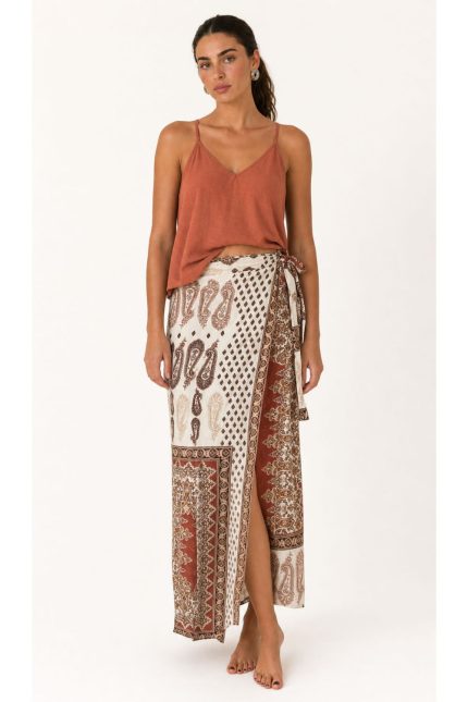 Lefkada Viscose Wrap Midi Skirt Κωδικός: 3033 Χαρακτηριστικά Προϊόντος • Πολυμορφική κρουαζέ midi φούστα • Εσωτερικό φύλλο που ασφαλίζει με κορδονάκι • Εξωτερικό φύλλο που τυλίγει το σώμα και δένει στη μέση • Ρυθμιζόμενη εφαρμογή που προσαρμόζεται εύκολα στη σιλουέτα • Άνετη γραμμή με φυσική κίνηση • Midi μήκος • Ασύμμετρο τελείωμα • One Size – καλύπτει έως X-Large • Viscose blend σύνθεση καφέ  αποχρωση • Ανάλαφρη, δροσερή και breathable αίσθηση • Πολύ μαλακή υφή με όμορφη εφαρμογή Διαστάσεις (One Size) • Μέση: έως 105 cm (ρυθμιζόμενη με δέσιμο) • Περιφέρεια: έως 120 cm • Μήκος: Midi Asymmetrical Οδηγίες Φροντίδας • Πλύσιμο στους 30°C • Χωρίς στύψιμο • Σιδέρωμα σε χαμηλή θερμοκρασία