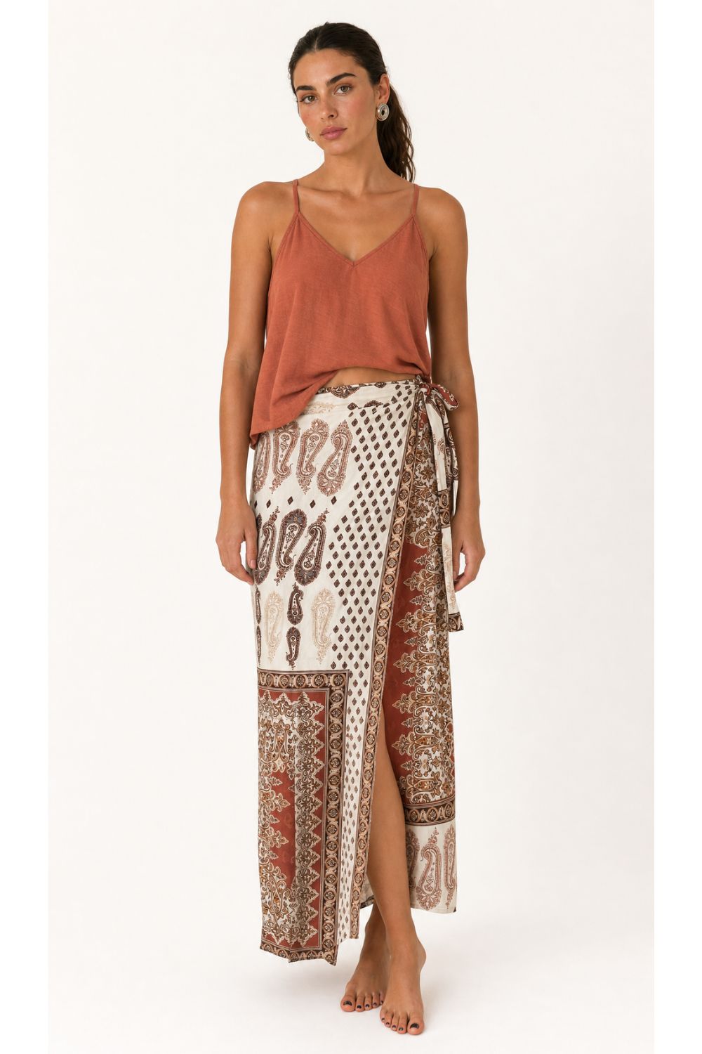 Lefkada Viscose Wrap Midi Skirt Κωδικός: 3033 Χαρακτηριστικά Προϊόντος • Πολυμορφική κρουαζέ midi φούστα • Εσωτερικό φύλλο που ασφαλίζει με κορδονάκι • Εξωτερικό φύλλο που τυλίγει το σώμα και δένει στη μέση • Ρυθμιζόμενη εφαρμογή που προσαρμόζεται εύκολα στη σιλουέτα • Άνετη γραμμή με φυσική κίνηση • Midi μήκος • Ασύμμετρο τελείωμα • One Size – καλύπτει έως X-Large • Viscose blend σύνθεση καφέ αποχρωση • Ανάλαφρη, δροσερή και breathable αίσθηση • Πολύ μαλακή υφή με όμορφη εφαρμογή Διαστάσεις (One Size) • Μέση: έως 105 cm (ρυθμιζόμενη με δέσιμο) • Περιφέρεια: έως 120 cm • Μήκος: Midi Asymmetrical Οδηγίες Φροντίδας • Πλύσιμο στους 30°C • Χωρίς στύψιμο • Σιδέρωμα σε χαμηλή θερμοκρασία Lefkada Viscose Wrap Midi Skirt Κωδικός: 3033 Χαρακτηριστικά Προϊόντος • Πολυμορφική κρουαζέ midi φούστα • Εσωτερικό φύλλο που ασφαλίζει με κορδονάκι • Εξωτερικό φύλλο που τυλίγει το σώμα και δένει στη μέση • Ρυθμιζόμενη εφαρμογή που προσαρμόζεται εύκολα στη σιλουέτα • Άνετη γραμμή με φυσική κίνηση • Midi μήκος • Ασύμμετρο τελείωμα • One Size – καλύπτει έως X-Large • Viscose blend σύνθεση καφέ αποχρωση • Ανάλαφρη, δροσερή και breathable αίσθηση • Πολύ μαλακή υφή με όμορφη εφαρμογή Διαστάσεις (One Size) • Μέση: έως 105 cm (ρυθμιζόμενη με δέσιμο) • Περιφέρεια: έως 120 cm • Μήκος: Midi Asymmetrical Οδηγίες Φροντίδας • Πλύσιμο στους 30°C • Χωρίς στύψιμο • Σιδέρωμα σε χαμηλή θερμοκρασία