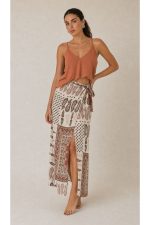 Lefkada Viscose Wrap Midi Skirt Κωδικός: 3033 Χαρακτηριστικά Προϊόντος • Πολυμορφική κρουαζέ midi φούστα • Εσωτερικό φύλλο που ασφαλίζει με κορδονάκι • Εξωτερικό φύλλο που τυλίγει το σώμα και δένει στη μέση • Ρυθμιζόμενη εφαρμογή που προσαρμόζεται εύκολα στη σιλουέτα • Άνετη γραμμή με φυσική κίνηση • Midi μήκος • Ασύμμετρο τελείωμα • One Size – καλύπτει έως X-Large • Viscose blend σύνθεση καφέ  αποχρωση • Ανάλαφρη, δροσερή και breathable αίσθηση • Πολύ μαλακή υφή με όμορφη εφαρμογή Διαστάσεις (One Size) • Μέση: έως 105 cm (ρυθμιζόμενη με δέσιμο) • Περιφέρεια: έως 120 cm • Μήκος: Midi Asymmetrical Οδηγίες Φροντίδας • Πλύσιμο στους 30°C • Χωρίς στύψιμο • Σιδέρωμα σε χαμηλή θερμοκρασία