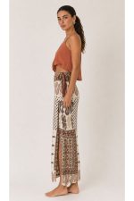 Lefkada Viscose Wrap Midi Skirt Κωδικός: 3033 Χαρακτηριστικά Προϊόντος • Πολυμορφική κρουαζέ midi φούστα • Εσωτερικό φύλλο που ασφαλίζει με κορδονάκι • Εξωτερικό φύλλο που τυλίγει το σώμα και δένει στη μέση • Ρυθμιζόμενη εφαρμογή που προσαρμόζεται εύκολα στη σιλουέτα • Άνετη γραμμή με φυσική κίνηση • Midi μήκος • Ασύμμετρο τελείωμα • One Size – καλύπτει έως X-Large • Viscose blend σύνθεση καφέ  αποχρωση • Ανάλαφρη, δροσερή και breathable αίσθηση • Πολύ μαλακή υφή με όμορφη εφαρμογή Διαστάσεις (One Size) • Μέση: έως 105 cm (ρυθμιζόμενη με δέσιμο) • Περιφέρεια: έως 120 cm • Μήκος: Midi Asymmetrical Οδηγίες Φροντίδας • Πλύσιμο στους 30°C • Χωρίς στύψιμο • Σιδέρωμα σε χαμηλή θερμοκρασία