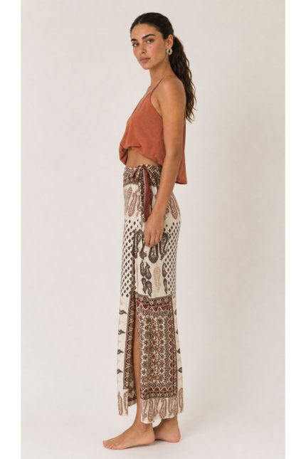 Lefkada Viscose Wrap Midi Skirt Κωδικός: 3033 Χαρακτηριστικά Προϊόντος • Πολυμορφική κρουαζέ midi φούστα • Εσωτερικό φύλλο που ασφαλίζει με κορδονάκι • Εξωτερικό φύλλο που τυλίγει το σώμα και δένει στη μέση • Ρυθμιζόμενη εφαρμογή που προσαρμόζεται εύκολα στη σιλουέτα • Άνετη γραμμή με φυσική κίνηση • Midi μήκος • Ασύμμετρο τελείωμα • One Size – καλύπτει έως X-Large • Viscose blend σύνθεση καφέ  αποχρωση • Ανάλαφρη, δροσερή και breathable αίσθηση • Πολύ μαλακή υφή με όμορφη εφαρμογή Διαστάσεις (One Size) • Μέση: έως 105 cm (ρυθμιζόμενη με δέσιμο) • Περιφέρεια: έως 120 cm • Μήκος: Midi Asymmetrical Οδηγίες Φροντίδας • Πλύσιμο στους 30°C • Χωρίς στύψιμο • Σιδέρωμα σε χαμηλή θερμοκρασία