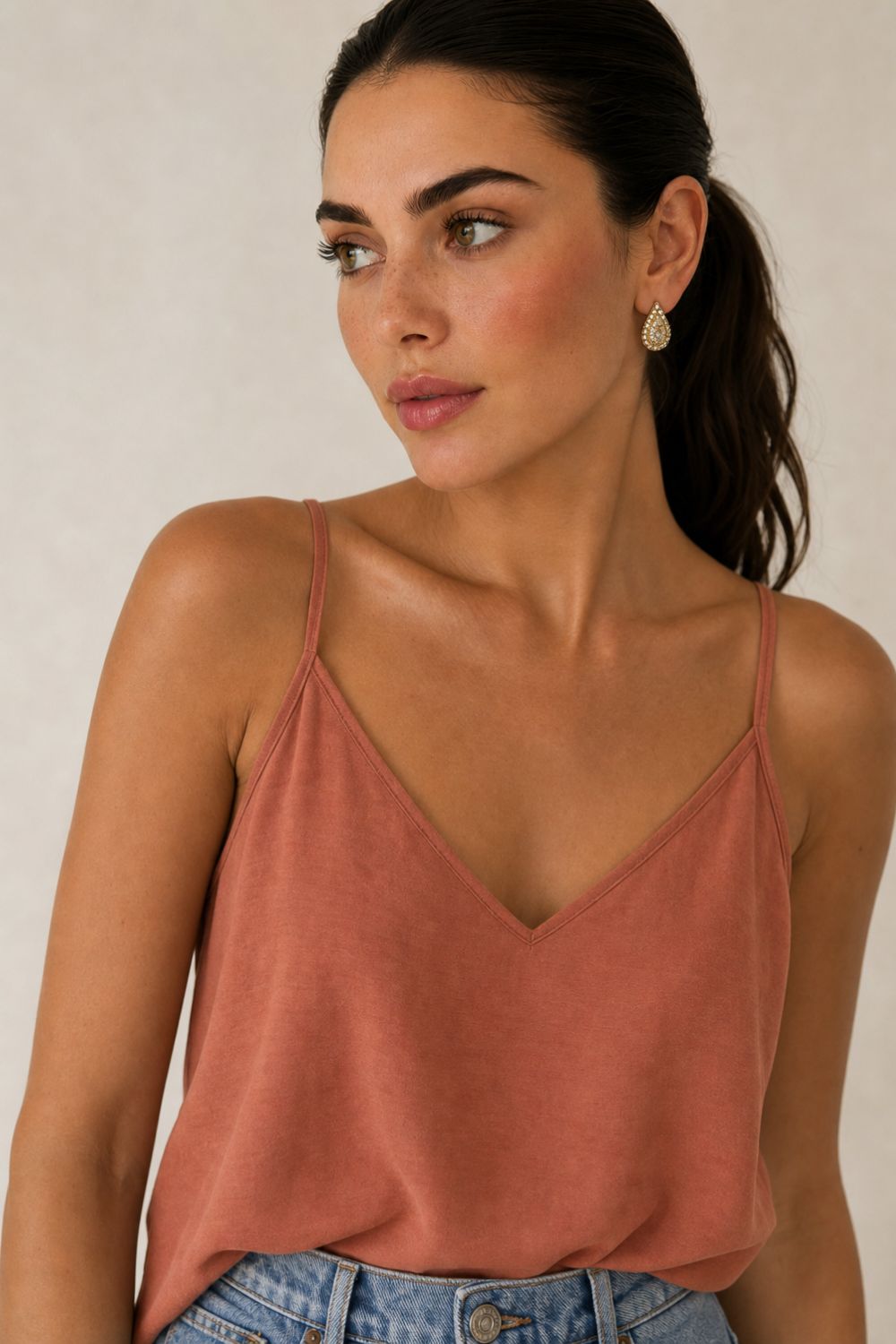 Sunset Crepe Loose Fit Crop Top Χαρακτηριστικά Προϊόντος • Loose fit cropped top με minimal αισθητική • Άνετη, αέρινη γραμμή που χαρίζει φυσική κίνηση • Κομψό V ντεκολτέ μπροστά και πίσω • Λεπτές σταθερές τιράντες • Cropped μήκος, ιδανικό για ψηλόμεσα παντελόνια και φούστες • One Size – καλύπτει έως Large Plus • Crepe ύφασμα με ανάλαφρη και δροσερή υφή • Δεν διαφανίζει • Non Iron – δεν χρειάζεται σιδέρωμα • Πολύ άνετη εφαρμογή που δεν πιέζει το σώμα Διαστάσεις Μέγεθος Στήθος Μέση Μήκος One Size έως 108 cm έως 112 cm περίπου 55 cm Σύνθεση • Crepe Φροντίδα • Πλύσιμο έως 30°C • Χωρίς στύψιμο • Φυσικό στέγνωμα • Δεν χρειάζεται σιδέρωμα (Non Iron) Sunset Crepe Loose Fit Crop Top Χαρακτηριστικά Προϊόντος • Loose fit cropped top με minimal αισθητική • Άνετη, αέρινη γραμμή που χαρίζει φυσική κίνηση • Κομψό V ντεκολτέ μπροστά και πίσω • Λεπτές σταθερές τιράντες • Cropped μήκος, ιδανικό για ψηλόμεσα παντελόνια και φούστες • One Size – καλύπτει έως Large Plus • Crepe ύφασμα με ανάλαφρη και δροσερή υφή • Δεν διαφανίζει • Non Iron – δεν χρειάζεται σιδέρωμα • Πολύ άνετη εφαρμογή που δεν πιέζει το σώμα Διαστάσεις Μέγεθος Στήθος Μέση Μήκος One Size έως 108 cm έως 112 cm περίπου 55 cm Σύνθεση • Crepe Φροντίδα • Πλύσιμο έως 30°C • Χωρίς στύψιμο • Φυσικό στέγνωμα • Δεν χρειάζεται σιδέρωμα (Non Iron)