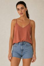 Sunset Crepe Loose Fit Crop Top Χαρακτηριστικά Προϊόντος • Loose fit cropped top με minimal αισθητική • Άνετη, αέρινη γραμμή που χαρίζει φυσική κίνηση • Κομψό V ντεκολτέ μπροστά και πίσω • Λεπτές σταθερές τιράντες • Cropped μήκος, ιδανικό για ψηλόμεσα παντελόνια και φούστες • One Size – καλύπτει έως Large Plus • Crepe ύφασμα με ανάλαφρη και δροσερή υφή • Δεν διαφανίζει • Non Iron – δεν χρειάζεται σιδέρωμα • Πολύ άνετη εφαρμογή που δεν πιέζει το σώμα Διαστάσεις Μέγεθος Στήθος Μέση Μήκος One Size έως 108 cm έως 112 cm περίπου 55 cm Σύνθεση • Crepe Φροντίδα • Πλύσιμο έως 30°C • Χωρίς στύψιμο • Φυσικό στέγνωμα • Δεν χρειάζεται σιδέρωμα (Non Iron)
