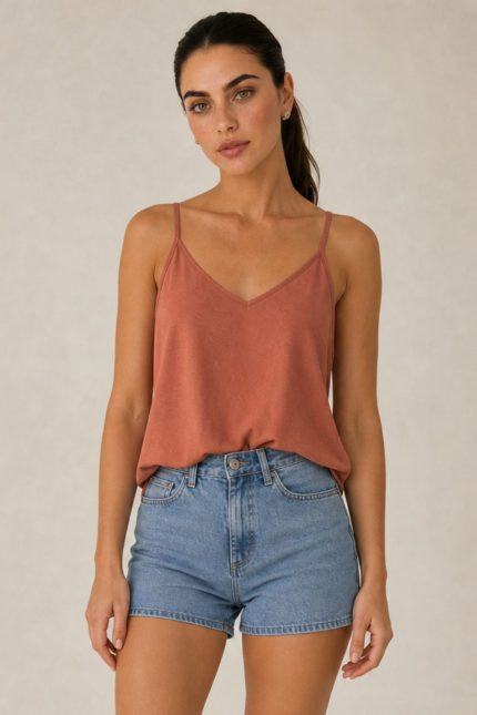 Sunset Crepe Loose Fit Crop Top Χαρακτηριστικά Προϊόντος • Loose fit cropped top με minimal αισθητική • Άνετη, αέρινη γραμμή που χαρίζει φυσική κίνηση • Κομψό V ντεκολτέ μπροστά και πίσω • Λεπτές σταθερές τιράντες • Cropped μήκος, ιδανικό για ψηλόμεσα παντελόνια και φούστες • One Size – καλύπτει έως Large Plus • Crepe ύφασμα με ανάλαφρη και δροσερή υφή • Δεν διαφανίζει • Non Iron – δεν χρειάζεται σιδέρωμα • Πολύ άνετη εφαρμογή που δεν πιέζει το σώμα Διαστάσεις Μέγεθος Στήθος Μέση Μήκος One Size έως 108 cm έως 112 cm περίπου 55 cm Σύνθεση • Crepe Φροντίδα • Πλύσιμο έως 30°C • Χωρίς στύψιμο • Φυσικό στέγνωμα • Δεν χρειάζεται σιδέρωμα (Non Iron)