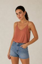 Sunset Crepe Loose Fit Crop Top Χαρακτηριστικά Προϊόντος • Loose fit cropped top με minimal αισθητική • Άνετη, αέρινη γραμμή που χαρίζει φυσική κίνηση • Κομψό V ντεκολτέ μπροστά και πίσω • Λεπτές σταθερές τιράντες • Cropped μήκος, ιδανικό για ψηλόμεσα παντελόνια και φούστες • One Size – καλύπτει έως Large Plus • Crepe ύφασμα με ανάλαφρη και δροσερή υφή • Δεν διαφανίζει • Non Iron – δεν χρειάζεται σιδέρωμα • Πολύ άνετη εφαρμογή που δεν πιέζει το σώμα Διαστάσεις Μέγεθος Στήθος Μέση Μήκος One Size έως 108 cm έως 112 cm περίπου 55 cm Σύνθεση • Crepe Φροντίδα • Πλύσιμο έως 30°C • Χωρίς στύψιμο • Φυσικό στέγνωμα • Δεν χρειάζεται σιδέρωμα (Non Iron)