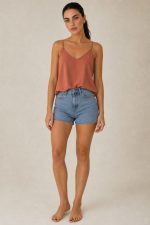 Sunset Crepe Loose Fit Crop Top Χαρακτηριστικά Προϊόντος • Loose fit cropped top με minimal αισθητική • Άνετη, αέρινη γραμμή που χαρίζει φυσική κίνηση • Κομψό V ντεκολτέ μπροστά και πίσω • Λεπτές σταθερές τιράντες • Cropped μήκος, ιδανικό για ψηλόμεσα παντελόνια και φούστες • One Size – καλύπτει έως Large Plus • Crepe ύφασμα με ανάλαφρη και δροσερή υφή • Δεν διαφανίζει • Non Iron – δεν χρειάζεται σιδέρωμα • Πολύ άνετη εφαρμογή που δεν πιέζει το σώμα Διαστάσεις Μέγεθος Στήθος Μέση Μήκος One Size έως 108 cm έως 112 cm περίπου 55 cm Σύνθεση • Crepe Φροντίδα • Πλύσιμο έως 30°C • Χωρίς στύψιμο • Φυσικό στέγνωμα • Δεν χρειάζεται σιδέρωμα (Non Iron)