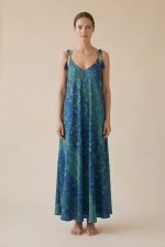 Julie Dress in blue-green Χαρακτηριστικά Προϊόντος • Υλικό: 100% Art Silk • Υφή: Ανάλαφρη, δροσερή & σατινέ • Κόψιμο: Ασύμμετρο που κολακεύει τη σιλουέτα • Λαιμόκοψη: V cut μπροστά & πίσω • Ραντάκια: Κορδονάκια που δένουν και προσαρμόζονται • Τελείωμα: Ασύμμετρο • Ιδιότητα: Non Iron • Μέγεθος: One Size  Εφαρμογή • Άνετη, αέρινη εφαρμογή • Καλύπτει άνετα έως L/XL • Στήθος: έως 115 cm • Μέση: έως 120cm • Περιφέρεια: έως 145 cm Οδηγίες Φροντίδας • Πλύσιμο στο χέρι ή στους 30°C • Χωρίς στύψιμο • Φυσικό στέγνωμα • Δεν απαιτεί σιδέρωμα (non iron)