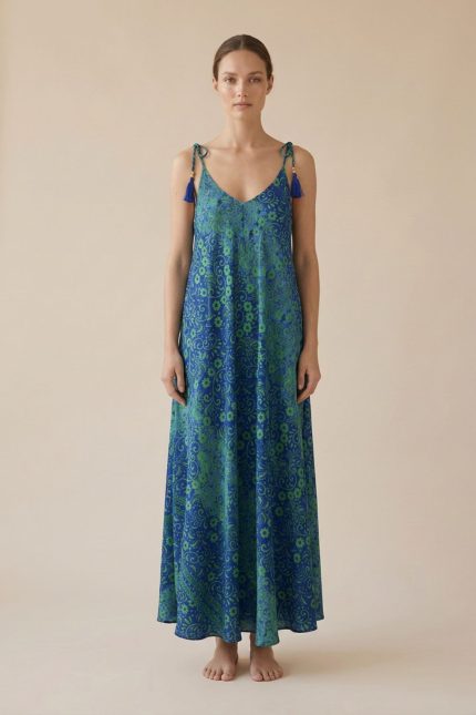 Julie Dress in blue-green Χαρακτηριστικά Προϊόντος • Υλικό: 100% Art Silk • Υφή: Ανάλαφρη, δροσερή & σατινέ • Κόψιμο: Ασύμμετρο που κολακεύει τη σιλουέτα • Λαιμόκοψη: V cut μπροστά & πίσω • Ραντάκια: Κορδονάκια που δένουν και προσαρμόζονται • Τελείωμα: Ασύμμετρο • Ιδιότητα: Non Iron • Μέγεθος: One Size  Εφαρμογή • Άνετη, αέρινη εφαρμογή • Καλύπτει άνετα έως L/XL • Στήθος: έως 115 cm • Μέση: έως 120cm • Περιφέρεια: έως 145 cm Οδηγίες Φροντίδας • Πλύσιμο στο χέρι ή στους 30°C • Χωρίς στύψιμο • Φυσικό στέγνωμα • Δεν απαιτεί σιδέρωμα (non iron)