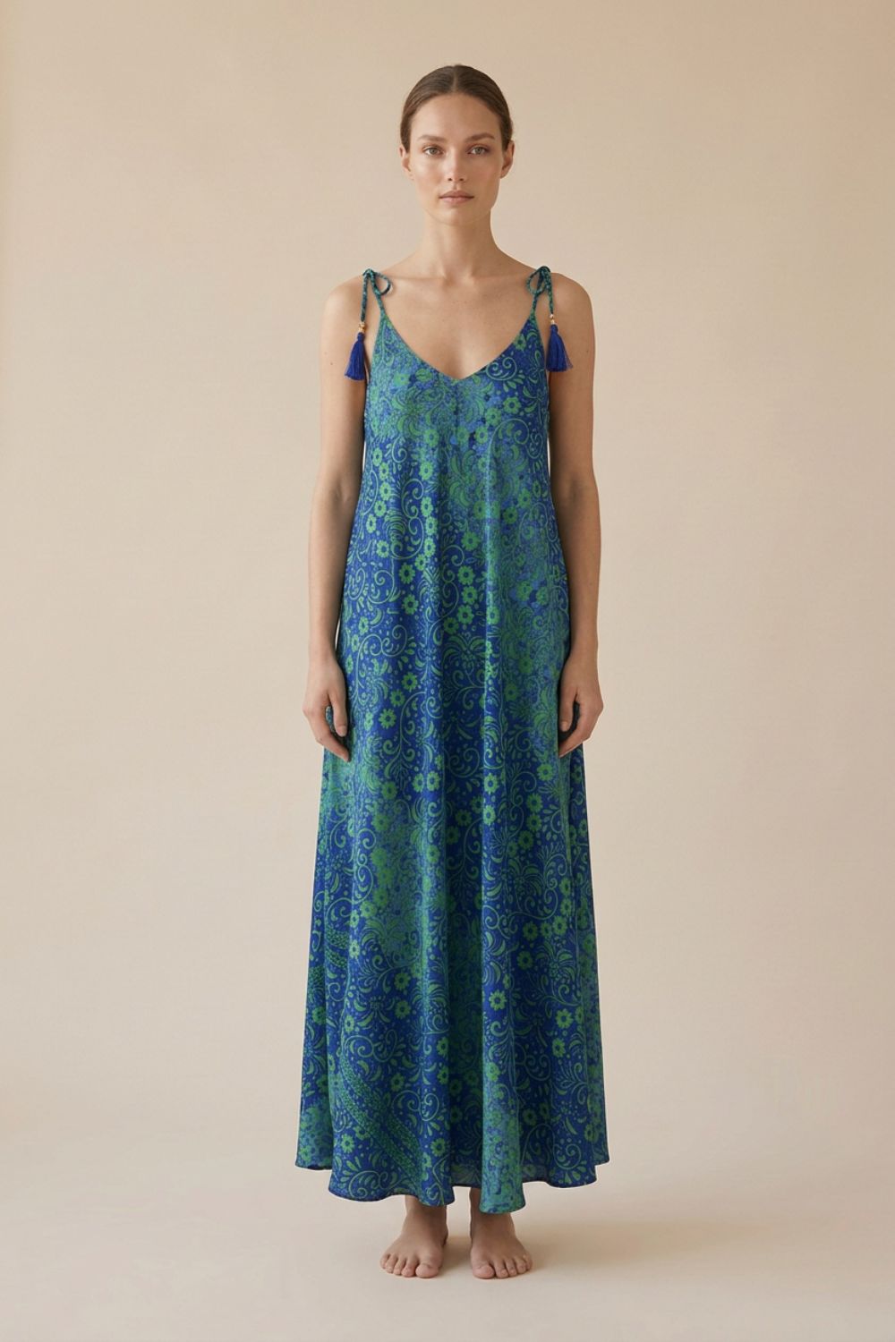 Julie Dress in blue-green Χαρακτηριστικά Προϊόντος • Υλικό: 100% Art Silk • Υφή: Ανάλαφρη, δροσερή & σατινέ • Κόψιμο: Ασύμμετρο που κολακεύει τη σιλουέτα • Λαιμόκοψη: V cut μπροστά & πίσω • Ραντάκια: Κορδονάκια που δένουν και προσαρμόζονται • Τελείωμα: Ασύμμετρο • Ιδιότητα: Non Iron • Μέγεθος: One Size Εφαρμογή • Άνετη, αέρινη εφαρμογή • Καλύπτει άνετα έως L/XL • Στήθος: έως 115 cm • Μέση: έως 120cm • Περιφέρεια: έως 145 cm Οδηγίες Φροντίδας • Πλύσιμο στο χέρι ή στους 30°C • Χωρίς στύψιμο • Φυσικό στέγνωμα • Δεν απαιτεί σιδέρωμα (non iron) Julie Dress in blue-green Χαρακτηριστικά Προϊόντος • Υλικό: 100% Art Silk • Υφή: Ανάλαφρη, δροσερή & σατινέ • Κόψιμο: Ασύμμετρο που κολακεύει τη σιλουέτα • Λαιμόκοψη: V cut μπροστά & πίσω • Ραντάκια: Κορδονάκια που δένουν και προσαρμόζονται • Τελείωμα: Ασύμμετρο • Ιδιότητα: Non Iron • Μέγεθος: One Size Εφαρμογή • Άνετη, αέρινη εφαρμογή • Καλύπτει άνετα έως L/XL • Στήθος: έως 115 cm • Μέση: έως 120cm • Περιφέρεια: έως 145 cm Οδηγίες Φροντίδας • Πλύσιμο στο χέρι ή στους 30°C • Χωρίς στύψιμο • Φυσικό στέγνωμα • Δεν απαιτεί σιδέρωμα (non iron)