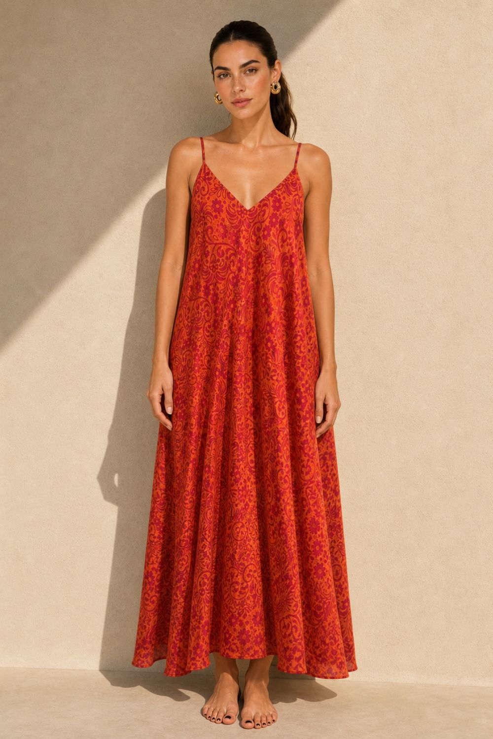 Bestie Art Silk Maxi Dress Χαρακτηριστικά Προϊόντος • Maxi φόρεμα σε αέρινη και ιδιαίτερα θηλυκή γραμμή • Εντυπωσιακό εμπριμέ print σε αποχρώσεις του κεραμιδί, πορτοκαλί και φούξια • 100% Art Silk ύφασμα • Ανάλαφρη, δροσερή και μεταξένια υφή • V λαιμόκοψη μπροστά και πίσω • Λεπτά ραντάκια που αναδεικνύουν τους ώμους • Ασύμμετρο τελείωμα με πλούσια κίνηση • Oversized εφαρμογή που αγκαλιάζει όμορφα τη σιλουέτα • Δεν διαφανίζει • Non Iron – δεν χρειάζεται σιδέρωμα • One Size – καλύπτει έως Large Plus Διαστάσεις Μέγεθος Στήθος Μέση Περιφέρεια One Size έως 120 cm έως 115 cm έως 145 cm Σύνθεση • 100% Art Silk Φροντίδα • Πλύσιμο στο χέρι ή σε κρύο νερό • Χωρίς στύψιμο • Φυσικό στέγνωμα • Δεν απαιτεί σιδέρωμα (Non Iron)