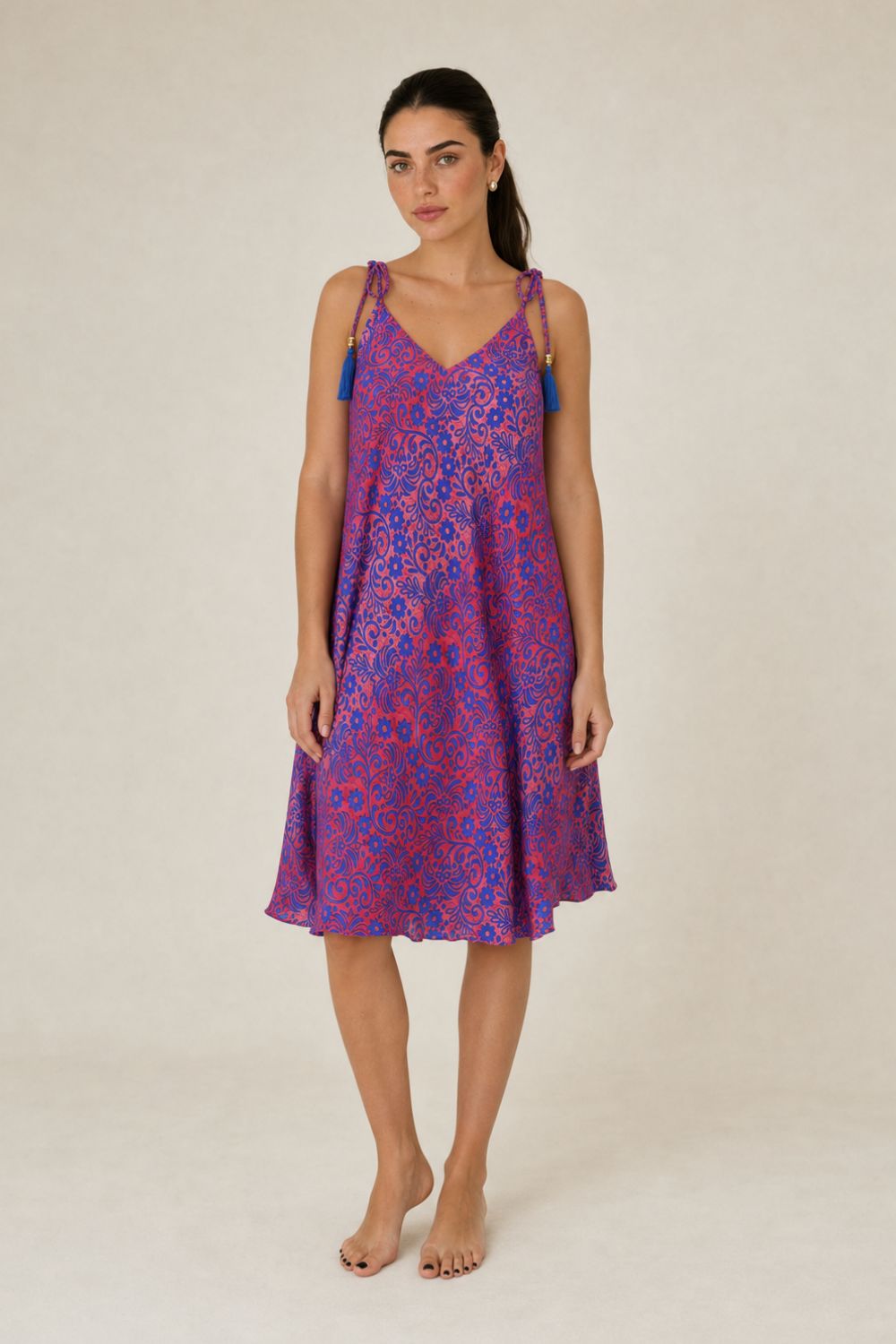 Italy Mini Art Silk Dress in magenta and blue Χαρακτηριστικά Προϊόντος • Mini φόρεμα με ιδιαίτερο  print σε αποχρώσεις mint  και sand • V λαιμόκοψη μπροστά και πίσω • Ρυθμιζόμενες τιράντες που δένουν στους ώμους με διακοσμητικές φούντες • Άνετη Α γραμμή που κολακεύει τη σιλουέτα ασύμμετρο σχέδιο  • Ανάλαφρη εφαρμογή με όμορφη κίνηση • One Size – καλύπτει έως X-Large • Ύφασμα Art Silk • Πολύ δροσερό, ανάλαφρο και εξαιρετικά απαλό στην αφή • Δεν διαφανίζει Διαστάσεις Μέγεθος Στήθος Περιφέρεια Μήκος One Size έως 118 cm έως 140 cm 90 cm* *Το μήκος προσαρμόζεται εύκολα χάρη στις τιράντες που δένουν στους ώμους. Οδηγίες Φροντίδας • Πλύσιμο στο κρύο νερό • Χωρίς στύψιμο • Δεν χρειάζεται σιδέρωμα