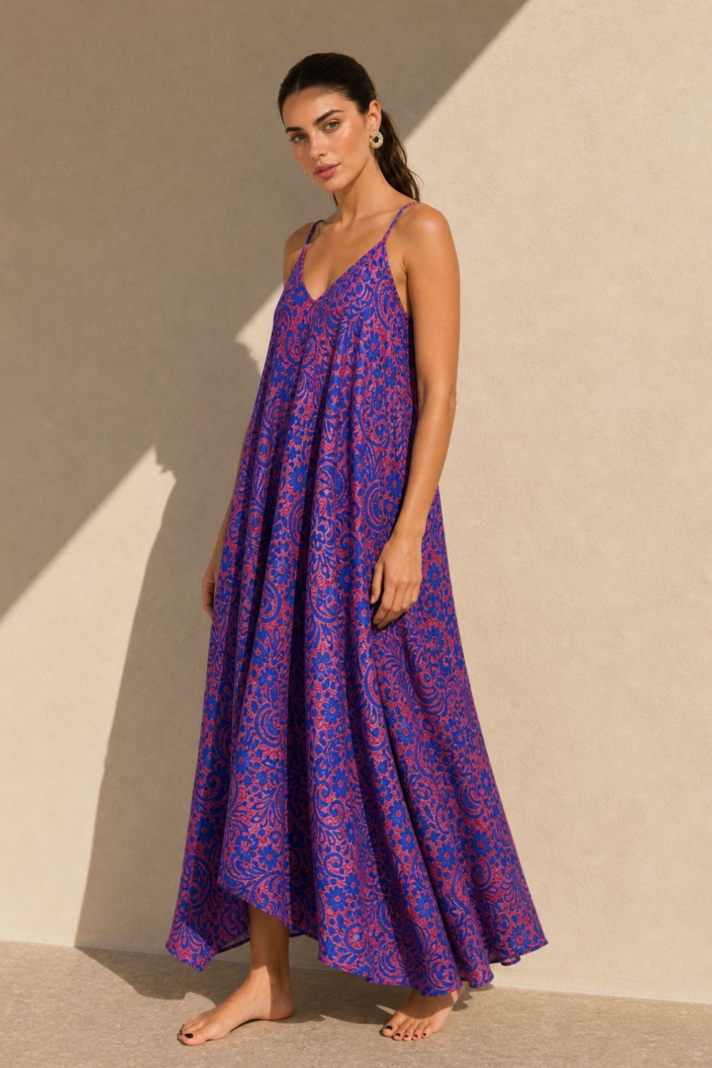 Bestie Art Silk Maxi Dress in Magenta Blue Χαρακτηριστικά Προϊόντος • Maxi φόρεμα σε αέρινη και ιδιαίτερα θηλυκή γραμμή • Εντυπωσιακό εμπριμέ print σε αποχρώσεις του magenta  & blue • 100% Art Silk ύφασμα • Ανάλαφρη, δροσερή και μεταξένια υφή • V λαιμόκοψη μπροστά και πίσω • Λεπτά ραντάκια που αναδεικνύουν τους ώμους • Ασύμμετρο τελείωμα με πλούσια κίνηση • Oversized εφαρμογή που αγκαλιάζει όμορφα τη σιλουέτα • Δεν διαφανίζει • Non Iron – δεν χρειάζεται σιδέρωμα • One Size – καλύπτει έως Large Plus Διαστάσεις Μέγεθος Στήθος Μέση Περιφέρεια One Size έως 120 cm έως 115 cm έως 145 cm Σύνθεση • 100% Art Silk Φροντίδα • Πλύσιμο στο χέρι ή σε κρύο νερό • Χωρίς στύψιμο • Φυσικό στέγνωμα • Δεν απαιτεί σιδέρωμα (Non Iron)