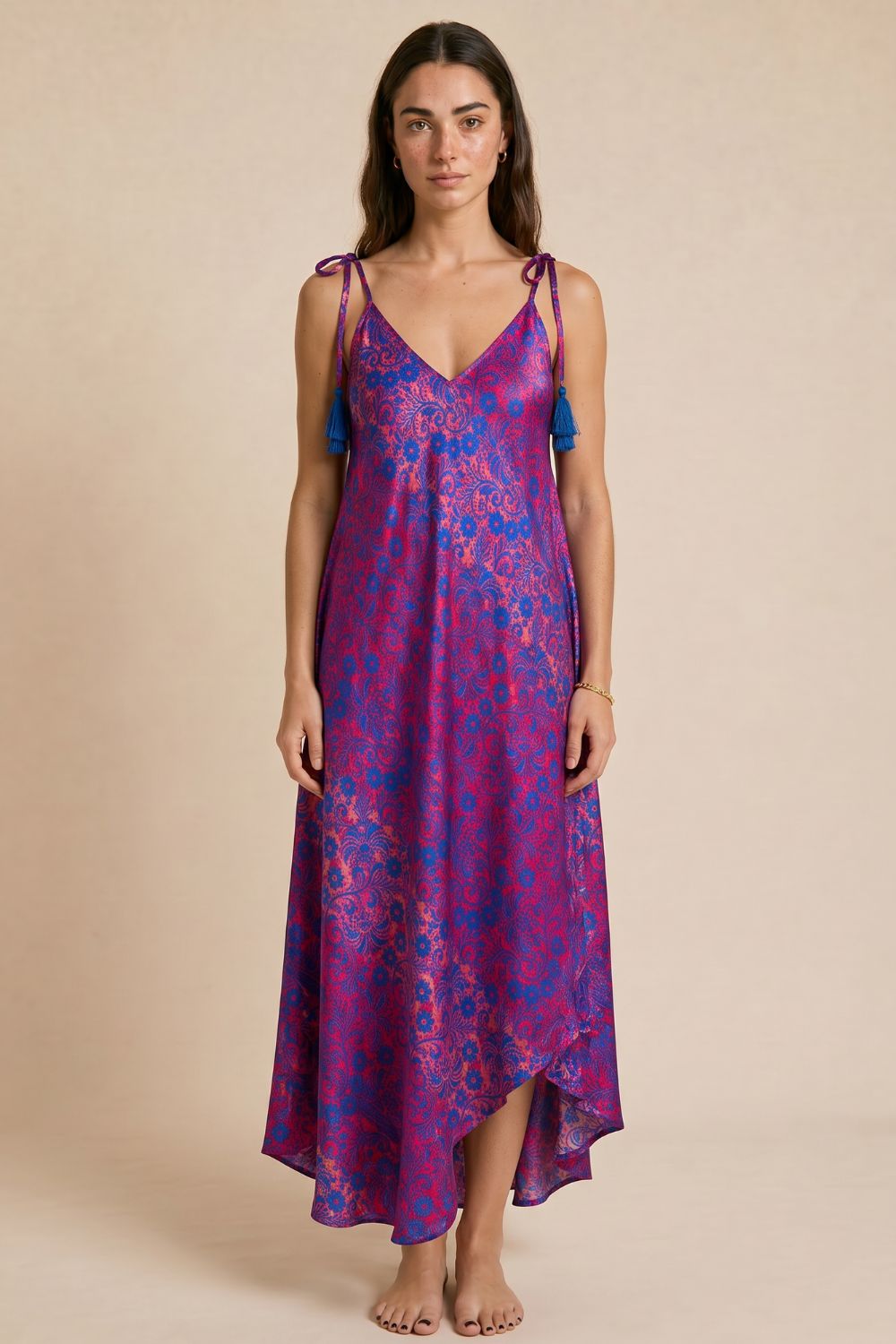 Julie Dress in Magenta   Χαρακτηριστικά Προϊόντος • Υλικό: 100% Art Silk • Υφή: Ανάλαφρη, δροσερή & σατινέ • Γραμμή: Maxi με αέρινη εφαρμογή • Κόψιμο: Ασύμμετρο που κολακεύει τη σιλουέτα • Λαιμόκοψη: V cut μπροστά & πίσω • Ραντάκια: Κορδονάκια που δένουν και προσαρμόζονται • Τελείωμα: Ασύμμετρο • Ιδιότητα: Non Iron • Μέγεθος: One Size (καλύπτει έως Large Plus)  Διαστάσεις • Στήθος: έως 115 cm • Μέση: έως 120cm • Περιφέρεια: έως 145 cm  Οδηγίες Φροντίδας • Πλύσιμο στο χέρι ή στους 30°C • Χωρίς στύψιμο • Φυσικό στέγνωμα • Δεν απαιτεί σιδέρωμα (non iron)