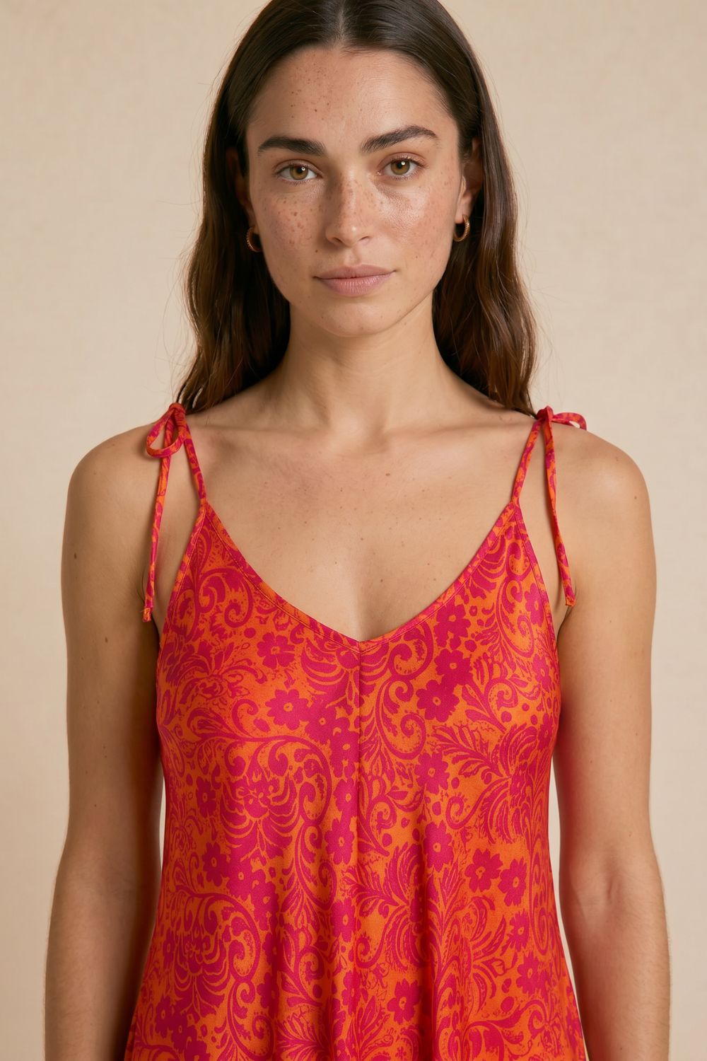 Julie Dress in Coral Χαρακτηριστικά Προϊόντος • Υλικό: 100% Art Silk • Υφή: Ανάλαφρη, δροσερή & σατινέ • Κόψιμο: Ασύμμετρο που κολακεύει τη σιλουέτα • Λαιμόκοψη: V cut μπροστά & πίσω • Ραντάκια: Κορδονάκια που δένουν και προσαρμόζονται • Τελείωμα: Ασύμμετρο • Ιδιότητα: Non Iron • Μέγεθος: One Size  Εφαρμογή • Άνετη, αέρινη εφαρμογή • Καλύπτει άνετα έως L/XL • Στήθος: έως 115 cm • Μέση: έως 120cm • Περιφέρεια: έως 145 cm Οδηγίες Φροντίδας • Πλύσιμο στο χέρι ή στους 30°C • Χωρίς στύψιμο • Φυσικό στέγνωμα • Δεν απαιτεί σιδέρωμα (non iron)