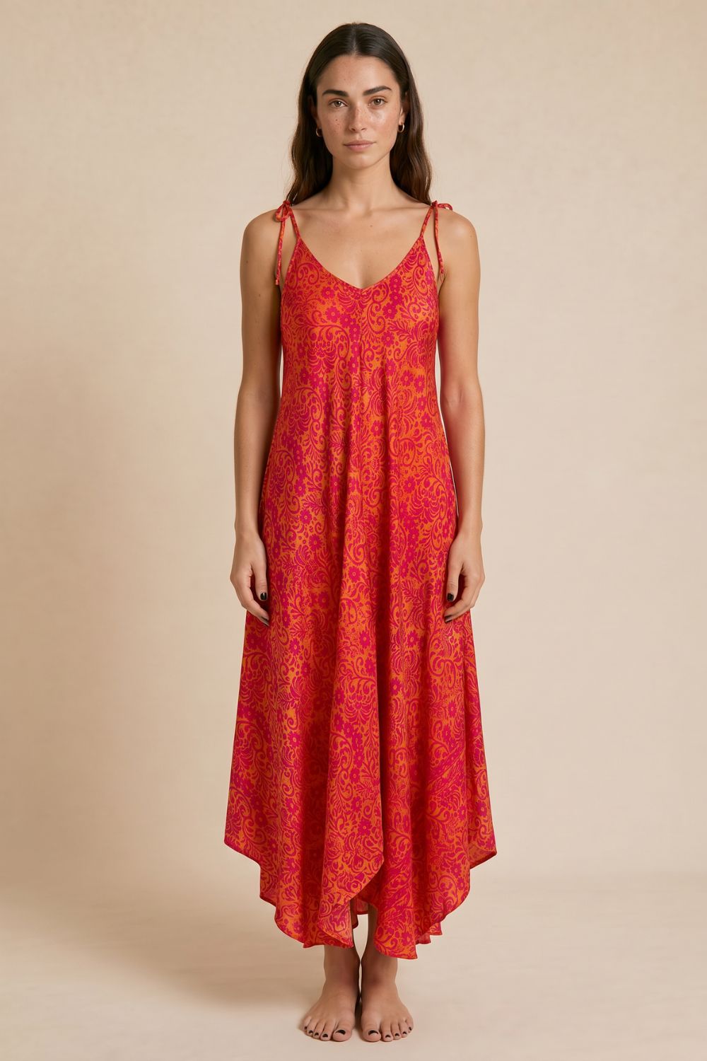 Julie Dress in Coral Χαρακτηριστικά Προϊόντος • Υλικό: 100% Art Silk • Υφή: Ανάλαφρη, δροσερή & σατινέ • Κόψιμο: Ασύμμετρο που κολακεύει τη σιλουέτα • Λαιμόκοψη: V cut μπροστά & πίσω • Ραντάκια: Κορδονάκια που δένουν και προσαρμόζονται • Τελείωμα: Ασύμμετρο • Ιδιότητα: Non Iron • Μέγεθος: One Size  Εφαρμογή • Άνετη, αέρινη εφαρμογή • Καλύπτει άνετα έως L/XL • Στήθος: έως 115 cm • Μέση: έως 120cm • Περιφέρεια: έως 145 cm Οδηγίες Φροντίδας • Πλύσιμο στο χέρι ή στους 30°C • Χωρίς στύψιμο • Φυσικό στέγνωμα • Δεν απαιτεί σιδέρωμα (non iron)