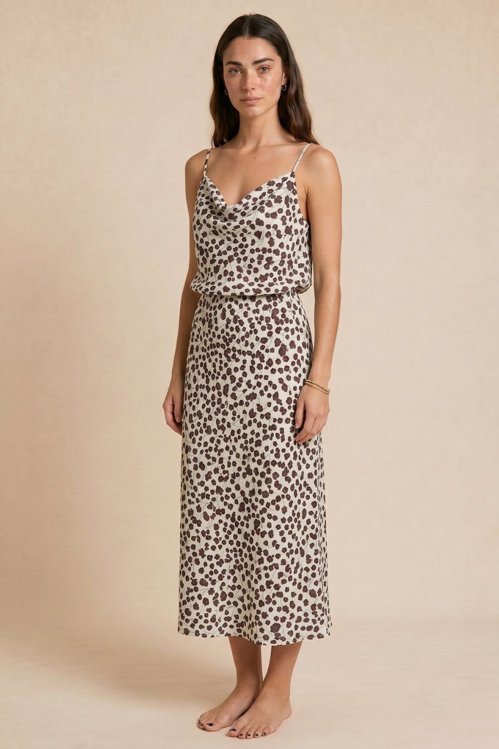 Floral Set  Χαρακτηριστικά Προϊόντος Draped Cami Top • Draped λαιμόκοψη • Λεπτά ραντάκια με ελαστικότητα • Μπορεί να φορεθεί και με twist κόμπο μπροστά • Σταθερό viscose ύφασμα • Δεν διαφανίζει • One Size (καλύπτει έως Large) • Στήθος: έως 105 cm • Μήκος: περίπου 52 cm Φούστα • Ψηλόμεση γραμμή • Midi μήκος • Άνετη & αέρινη εφαρμογή • Σταθερό viscose ύφασμα Κατάλληλο για ευαίσθητα δέρματα • Δεν διαφανίζει • One Size (καλύπτει έως Large)• Μέση: έως 90 cm • Περιφέρεια: έως 120 cm • Μήκος: περίπου 92 cm  Φροντίδα • Πλύσιμο έως 30°C • Χωρίς στύψιμο • Φυσικό στέγνωμα • Σιδέρωμα σε χαμηλή θερμοκρασία