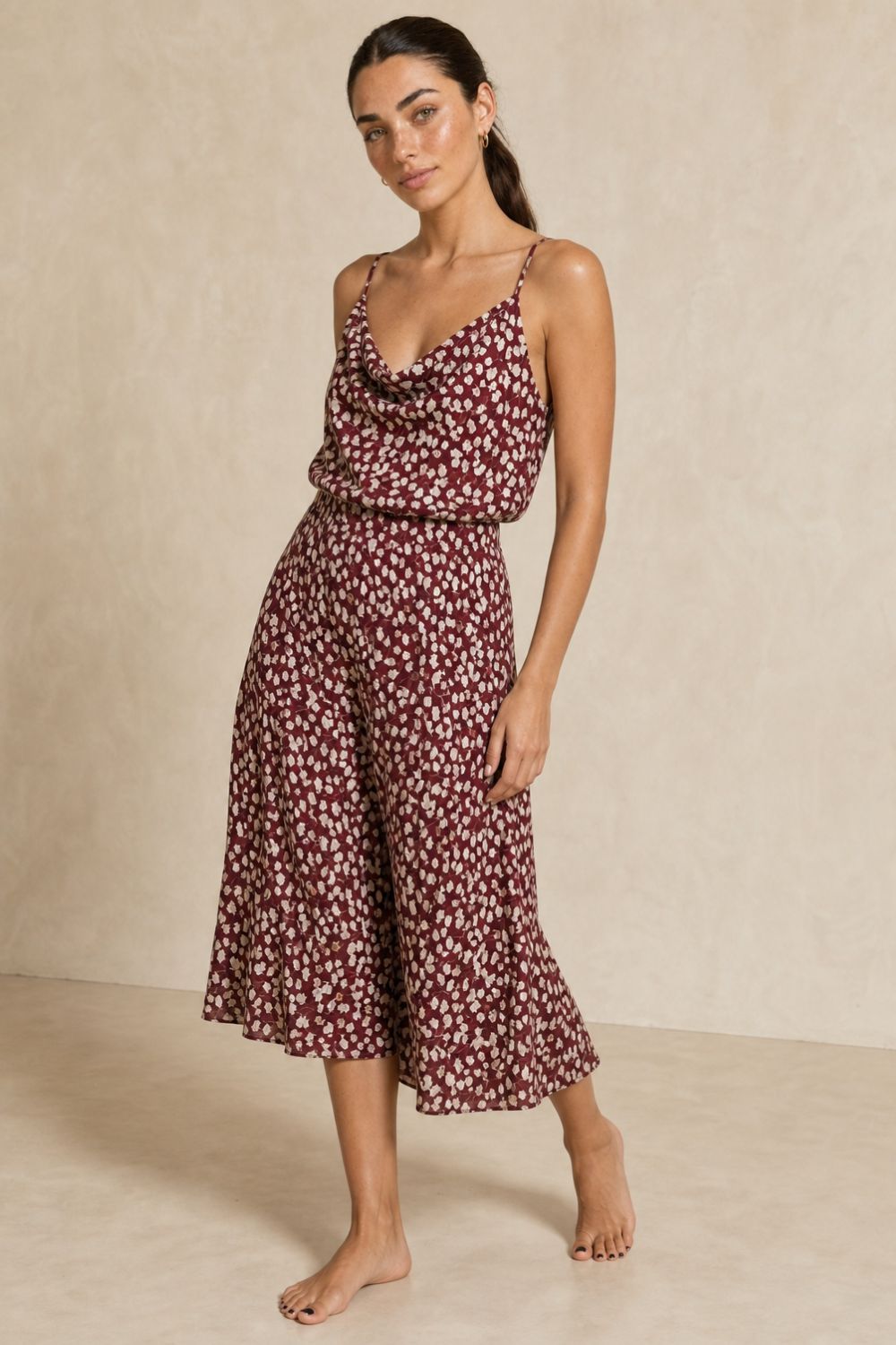 Floral Viscose Set in Burgundy Χαρακτηριστικά Προϊόντος Draped Cami Top • Αέρινο lingerie top με μικρό floral print • Draped λαιμόκοψη που αγκαλιάζει όμορφα το μπούστο • Λεπτές τιράντες για κομψή και θηλυκή εμφάνιση • Ανάλαφρη και δροσερή εφαρμογή • Σταθερό ύφασμα viscose mix • Κατάλληλο για ευαίσθητα δέρματα • Κανονική προς χαλαρή γραμμή • One Size (καλύπτει έως Large) Midi Floral Φούστα • Midi φούστα με μικρό floral print • Ελαφρώς Α γραμμή • Ανάλαφρη εφαρμογή που κινείται όμορφα στο σώμα • Λάστιχο στη μέση για άνετη εφαρμογή • Σταθερό viscose mix ύφασμα • Δροσερή και ευκολοφόρετη • Κατάλληλη για ευαίσθητα δέρματα • One Size Διαστάσεις Top Μέγεθος Στήθος Κοιλιά Περιφέρεια Μήκος One Size έως 105 cm έως 98 cm έως 108 cm 63 cm Διαστάσεις Φούστας Μέγεθος Μέση Περιφέρεια Μήκος One Size έως 92 cm έως 104 cm 87 cm Σύνθεση Top: 87% Viscose, 13% Polyamide Φούστα: Viscose Mix Φροντίδα • Πλύσιμο έως 30°C • Χωρίς στύψιμο • Φυσικό στέγνωμα • Σιδέρωμα σε χαμηλή θερμοκρασία