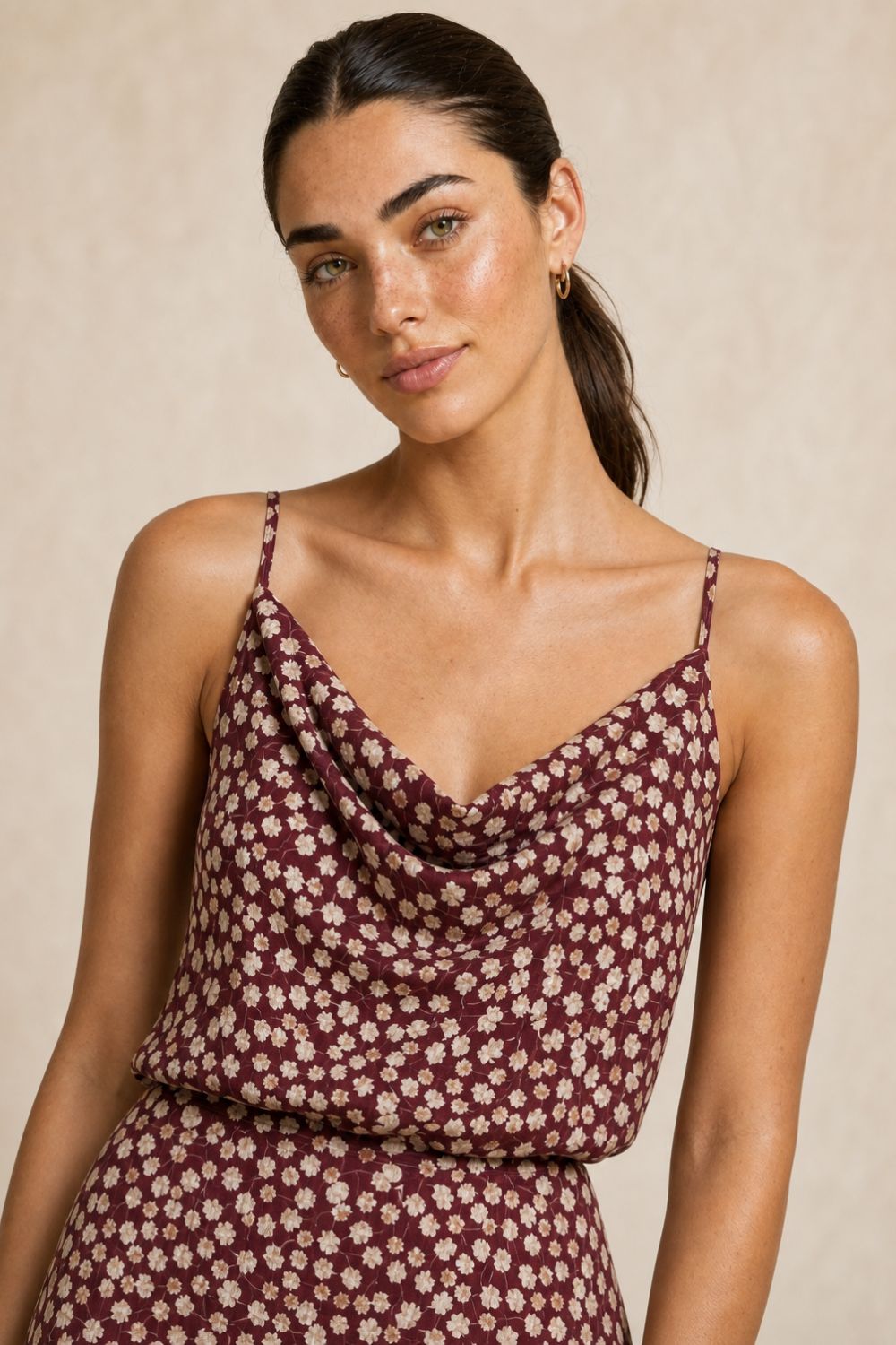 Floral Viscose Set in Burgundy Χαρακτηριστικά Προϊόντος Draped Cami Top • Αέρινο lingerie top με μικρό floral print • Draped λαιμόκοψη που αγκαλιάζει όμορφα το μπούστο • Λεπτές τιράντες για κομψή και θηλυκή εμφάνιση • Ανάλαφρη και δροσερή εφαρμογή • Σταθερό ύφασμα viscose mix • Κατάλληλο για ευαίσθητα δέρματα • Κανονική προς χαλαρή γραμμή • One Size (καλύπτει έως Large) Midi Floral Φούστα • Midi φούστα με μικρό floral print • Ελαφρώς Α γραμμή • Ανάλαφρη εφαρμογή που κινείται όμορφα στο σώμα • Λάστιχο στη μέση για άνετη εφαρμογή • Σταθερό viscose mix ύφασμα • Δροσερή και ευκολοφόρετη • Κατάλληλη για ευαίσθητα δέρματα • One Size Διαστάσεις Top Μέγεθος Στήθος Κοιλιά Περιφέρεια Μήκος One Size έως 105 cm έως 98 cm έως 108 cm 63 cm Διαστάσεις Φούστας Μέγεθος Μέση Περιφέρεια Μήκος One Size έως 92 cm έως 104 cm 87 cm Σύνθεση Top: 87% Viscose, 13% Polyamide Φούστα: Viscose Mix Φροντίδα • Πλύσιμο έως 30°C • Χωρίς στύψιμο • Φυσικό στέγνωμα • Σιδέρωμα σε χαμηλή θερμοκρασία