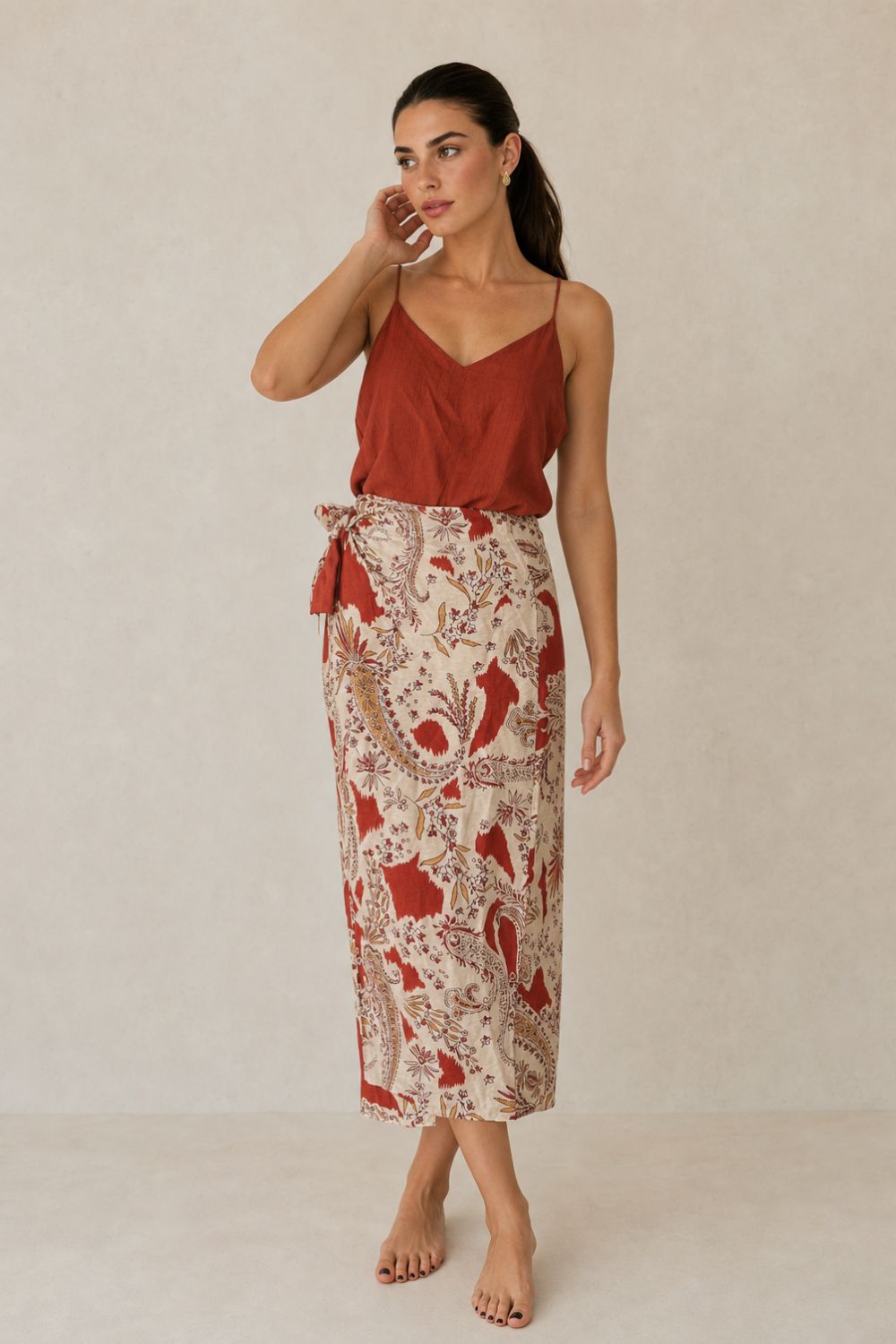 Mykonos Viscose Wrap Midi Skirt Κωδικός: 2728 Χαρακτηριστικά Προϊόντος • Πολυμορφική κρουαζέ midi φούστα • Εσωτερικό ραμμένο λάστιχο πίσω • Εξωτερικό φύλλο που τυλίγει το σώμα και δένει στη μέση • Ρυθμιζόμενη εφαρμογή που προσαρμόζεται εύκολα στη σιλουέτα • Άνετη γραμμή με φυσική κίνηση • Midi μήκος • Ασύμμετρο τελείωμα • One Size – καλύπτει έως Large • Viscose blend σύνθεση • Ανάλαφρη, δροσερή και breathable αίσθηση • Πολύ μαλακή υφή με όμορφη εφαρμογή Διαστάσεις (One Size) • Μέση: έως 100  cm (ρυθμιζόμενη με δέσιμο) • Περιφέρεια: έως 110 cm • Μήκος: Midi Asymmetrical Οδηγίες Φροντίδας • Πλύσιμο στους 30°C • Χωρίς στύψιμο • Σιδέρωμα σε χαμηλή θερμοκρασία