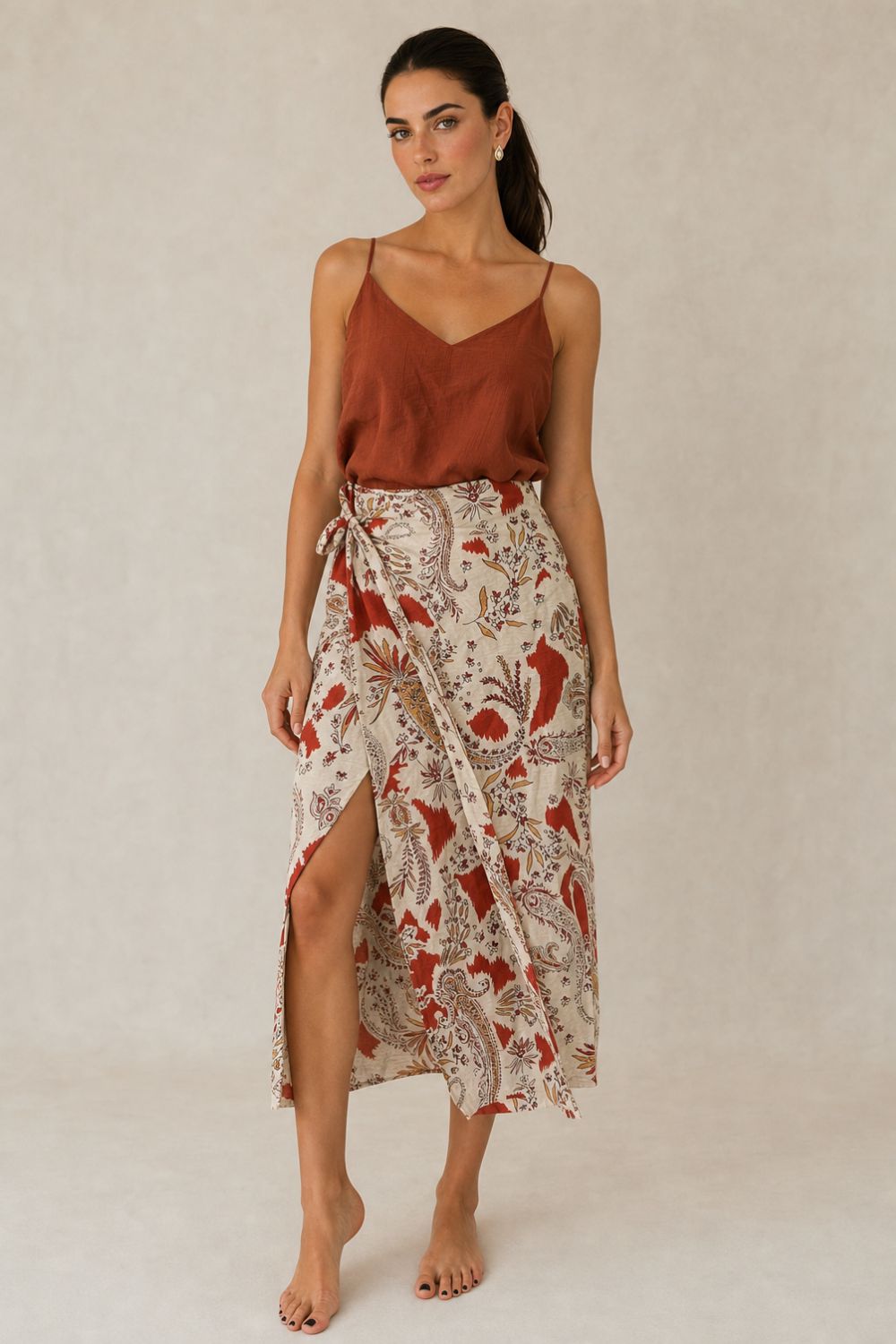 Mykonos Viscose Wrap Midi Skirt Κωδικός: 2728 Χαρακτηριστικά Προϊόντος • Πολυμορφική κρουαζέ midi φούστα • Εσωτερικό ραμμένο λάστιχο πίσω • Εξωτερικό φύλλο που τυλίγει το σώμα και δένει στη μέση • Ρυθμιζόμενη εφαρμογή που προσαρμόζεται εύκολα στη σιλουέτα • Άνετη γραμμή με φυσική κίνηση • Midi μήκος • Ασύμμετρο τελείωμα • One Size – καλύπτει έως Large • Viscose blend σύνθεση • Ανάλαφρη, δροσερή και breathable αίσθηση • Πολύ μαλακή υφή με όμορφη εφαρμογή Διαστάσεις (One Size) • Μέση: έως 100  cm (ρυθμιζόμενη με δέσιμο) • Περιφέρεια: έως 110 cm • Μήκος: Midi Asymmetrical Οδηγίες Φροντίδας • Πλύσιμο στους 30°C • Χωρίς στύψιμο • Σιδέρωμα σε χαμηλή θερμοκρασία