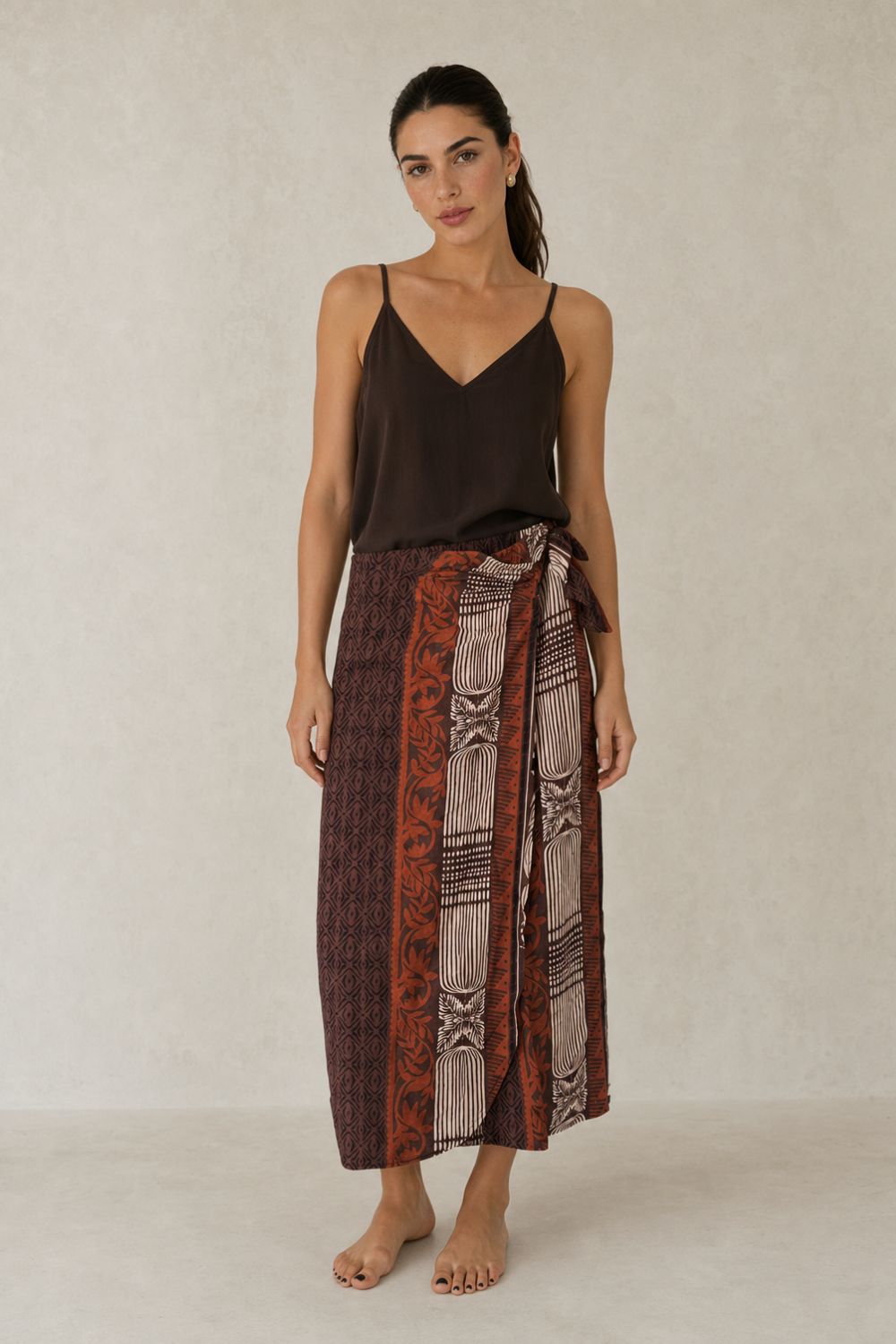 Ioulida Viscose Wrap Midi Skirt Κωδικός: 2728 Χαρακτηριστικά Προϊόντος • Πολυμορφική κρουαζέ midi φούστα • Εσωτερικό φύλλο που ασφαλίζει με κορδονάκι • Εξωτερικό φύλλο που τυλίγει το σώμα και δένει στη μέση • Ρυθμιζόμενη εφαρμογή που προσαρμόζεται εύκολα στη σιλουέτα • Άνετη γραμμή με φυσική κίνηση • Midi μήκος • Ασύμμετρο τελείωμα • One Size – καλύπτει έως X-Large • Viscose blend σύνθεση • Ανάλαφρη, δροσερή και breathable αίσθηση • Πολύ μαλακή υφή με όμορφη εφαρμογή Διαστάσεις (One Size) • Μέση: έως 105 cm (ρυθμιζόμενη με δέσιμο) • Περιφέρεια: έως 120 cm • Μήκος: Midi Asymmetrical Οδηγίες Φροντίδας • Πλύσιμο στους 30°C • Χωρίς στύψιμο • Σιδέρωμα σε χαμηλή θερμοκρασία
