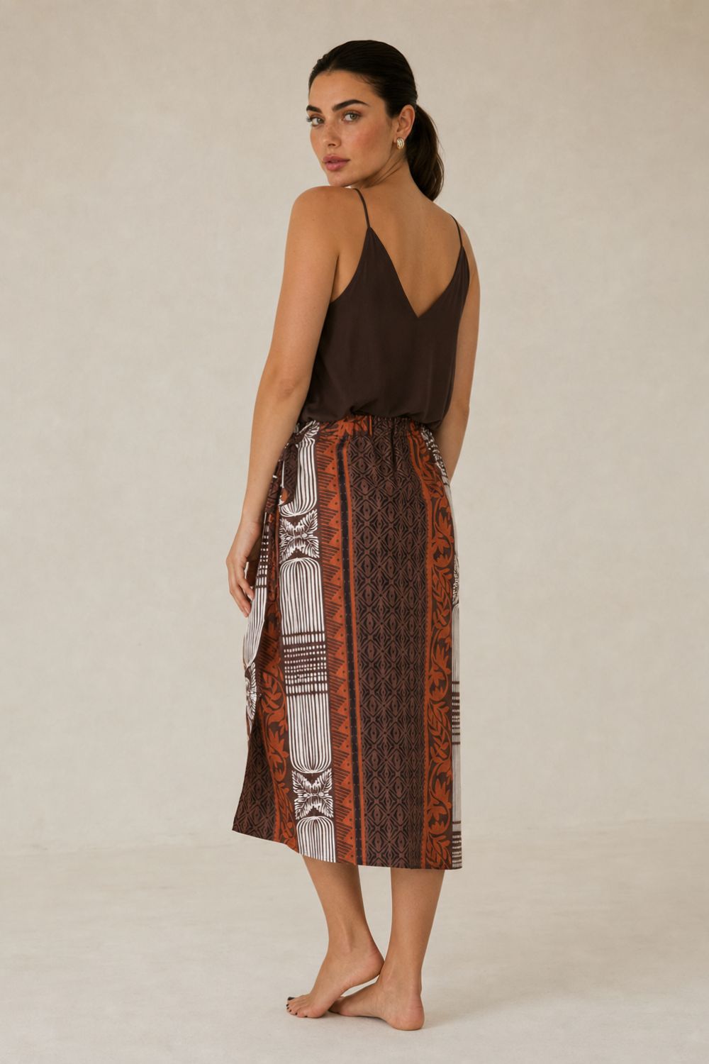 Ioulida Viscose Wrap Midi Skirt Κωδικός: 2728 Χαρακτηριστικά Προϊόντος • Πολυμορφική κρουαζέ midi φούστα • Εσωτερικό φύλλο που ασφαλίζει με κορδονάκι • Εξωτερικό φύλλο που τυλίγει το σώμα και δένει στη μέση • Ρυθμιζόμενη εφαρμογή που προσαρμόζεται εύκολα στη σιλουέτα • Άνετη γραμμή με φυσική κίνηση • Midi μήκος • Ασύμμετρο τελείωμα • One Size – καλύπτει έως X-Large • Viscose blend σύνθεση • Ανάλαφρη, δροσερή και breathable αίσθηση • Πολύ μαλακή υφή με όμορφη εφαρμογή Διαστάσεις (One Size) • Μέση: έως 105 cm (ρυθμιζόμενη με δέσιμο) • Περιφέρεια: έως 120 cm • Μήκος: Midi Asymmetrical Οδηγίες Φροντίδας • Πλύσιμο στους 30°C • Χωρίς στύψιμο • Σιδέρωμα σε χαμηλή θερμοκρασία