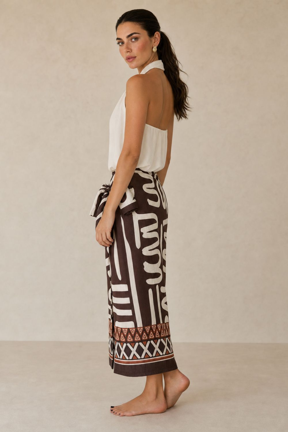 Naxos Viscose Wrap Midi Skirt Brown Κωδικός: 2728 Χαρακτηριστικά Προϊόντος • Πολυμορφική κρουαζέ midi φούστα • Εσωτερικό φύλλο που ασφαλίζει με κορδονάκι • Εξωτερικό φύλλο που τυλίγει το σώμα και δένει στη μέση • Ρυθμιζόμενη εφαρμογή που προσαρμόζεται εύκολα στη σιλουέτα • Άνετη γραμμή με φυσική κίνηση • Midi μήκος • Ασύμμετρο τελείωμα • One Size – καλύπτει έως X-Large • Viscose blend σύνθεση • Ανάλαφρη, δροσερή και breathable αίσθηση • Πολύ μαλακή υφή με όμορφη εφαρμογή Διαστάσεις (One Size) • Μέση: έως 105 cm (ρυθμιζόμενη με δέσιμο) • Περιφέρεια: έως 120 cm • Μήκος: Midi Asymmetrical Οδηγίες Φροντίδας • Πλύσιμο στους 30°C • Χωρίς στύψιμο • Σιδέρωμα σε χαμηλή θερμοκρασία