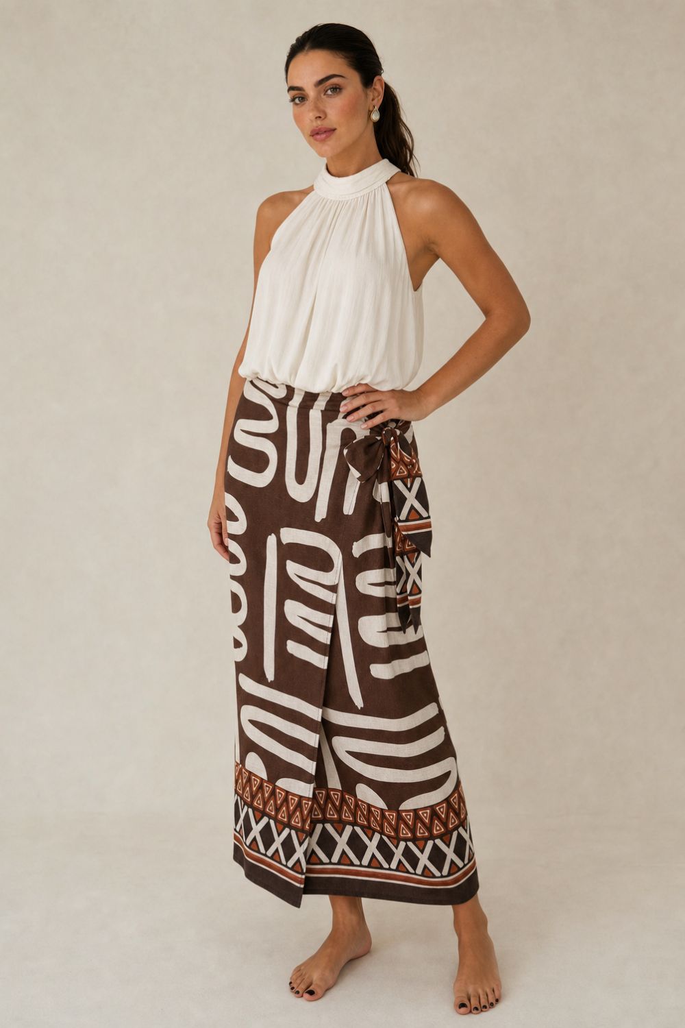 Naxos Viscose Wrap Midi Skirt Brown Κωδικός: 2728 Χαρακτηριστικά Προϊόντος • Πολυμορφική κρουαζέ midi φούστα • Εσωτερικό φύλλο που ασφαλίζει με κορδονάκι • Εξωτερικό φύλλο που τυλίγει το σώμα και δένει στη μέση • Ρυθμιζόμενη εφαρμογή που προσαρμόζεται εύκολα στη σιλουέτα • Άνετη γραμμή με φυσική κίνηση • Midi μήκος • Ασύμμετρο τελείωμα • One Size – καλύπτει έως X-Large • Viscose blend σύνθεση • Ανάλαφρη, δροσερή και breathable αίσθηση • Πολύ μαλακή υφή με όμορφη εφαρμογή Διαστάσεις (One Size) • Μέση: έως 105 cm (ρυθμιζόμενη με δέσιμο) • Περιφέρεια: έως 120 cm • Μήκος: Midi Asymmetrical Οδηγίες Φροντίδας • Πλύσιμο στους 30°C • Χωρίς στύψιμο • Σιδέρωμα σε χαμηλή θερμοκρασία