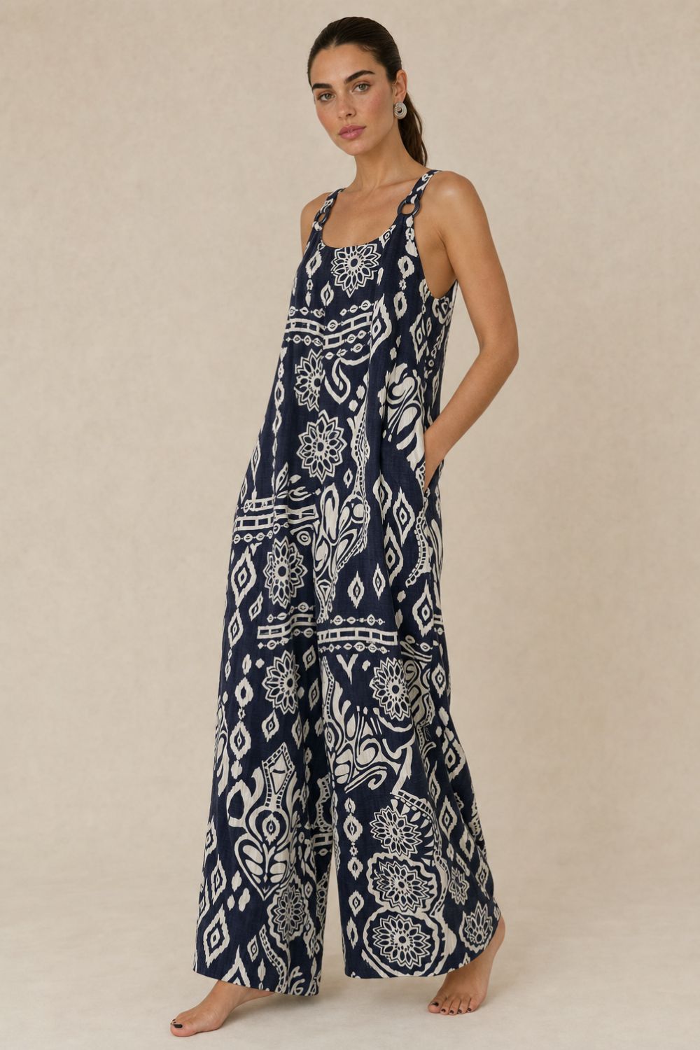 Nefeli Ολόσωμη Φόρμα in navy Κωδικός: 19226 Χαρακτηριστικά Προϊόντος • Oversized εφαρμογή για απόλυτη άνεση • Wide leg γραμμή που χαρίζει αέρινη κίνηση • One Size – καλύπτει έως X-Large • Φαρδιές τιράντες με διακοσμητικούς κρίκους • Μοντέρνο geometric print • Μαλακό, ανάλαφρο και breathable ύφασμα • Δροσερή αίσθηση, ιδανική για τις ζεστές ημέρες Διαστάσεις Μέγεθος Στήθος Μέση Περιφέρεια Μήκος One Size έως 110 cm έως 120 cm έως 135 cm περίπου 142 cm Φροντίδα • Πλύσιμο έως 30°C • Χωρίς στύψιμο • Όχι στεγνωτήριο • Φυσικό στέγνωμα • Σιδέρωμα σε χαμηλή θερμοκρασία