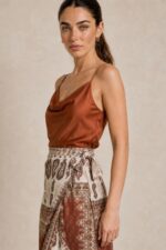 Lefkada Viscose Wrap Midi Skirt Κωδικός: 3033 Χαρακτηριστικά Προϊόντος • Πολυμορφική κρουαζέ midi φούστα • Εσωτερικό φύλλο που ασφαλίζει με κορδονάκι • Εξωτερικό φύλλο που τυλίγει το σώμα και δένει στη μέση • Ρυθμιζόμενη εφαρμογή που προσαρμόζεται εύκολα στη σιλουέτα • Άνετη γραμμή με φυσική κίνηση • Midi μήκος • Ασύμμετρο τελείωμα • One Size – καλύπτει έως X-Large • Viscose blend σύνθεση καφέ  αποχρωση • Ανάλαφρη, δροσερή και breathable αίσθηση • Πολύ μαλακή υφή με όμορφη εφαρμογή Διαστάσεις (One Size) • Μέση: έως 105 cm (ρυθμιζόμενη με δέσιμο) • Περιφέρεια: έως 120 cm • Μήκος: Midi Asymmetrical Οδηγίες Φροντίδας • Πλύσιμο στους 30°C • Χωρίς στύψιμο • Σιδέρωμα σε χαμηλή θερμοκρασία