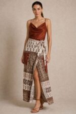 Lefkada Viscose Wrap Midi Skirt Κωδικός: 3033 Χαρακτηριστικά Προϊόντος • Πολυμορφική κρουαζέ midi φούστα • Εσωτερικό φύλλο που ασφαλίζει με κορδονάκι • Εξωτερικό φύλλο που τυλίγει το σώμα και δένει στη μέση • Ρυθμιζόμενη εφαρμογή που προσαρμόζεται εύκολα στη σιλουέτα • Άνετη γραμμή με φυσική κίνηση • Midi μήκος • Ασύμμετρο τελείωμα • One Size – καλύπτει έως X-Large • Viscose blend σύνθεση καφέ  αποχρωση • Ανάλαφρη, δροσερή και breathable αίσθηση • Πολύ μαλακή υφή με όμορφη εφαρμογή Διαστάσεις (One Size) • Μέση: έως 105 cm (ρυθμιζόμενη με δέσιμο) • Περιφέρεια: έως 120 cm • Μήκος: Midi Asymmetrical Οδηγίες Φροντίδας • Πλύσιμο στους 30°C • Χωρίς στύψιμο • Σιδέρωμα σε χαμηλή θερμοκρασία