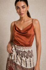 Lefkada Viscose Wrap Midi Skirt Κωδικός: 3033 Χαρακτηριστικά Προϊόντος • Πολυμορφική κρουαζέ midi φούστα • Εσωτερικό φύλλο που ασφαλίζει με κορδονάκι • Εξωτερικό φύλλο που τυλίγει το σώμα και δένει στη μέση • Ρυθμιζόμενη εφαρμογή που προσαρμόζεται εύκολα στη σιλουέτα • Άνετη γραμμή με φυσική κίνηση • Midi μήκος • Ασύμμετρο τελείωμα • One Size – καλύπτει έως X-Large • Viscose blend σύνθεση καφέ  αποχρωση • Ανάλαφρη, δροσερή και breathable αίσθηση • Πολύ μαλακή υφή με όμορφη εφαρμογή Διαστάσεις (One Size) • Μέση: έως 105 cm (ρυθμιζόμενη με δέσιμο) • Περιφέρεια: έως 120 cm • Μήκος: Midi Asymmetrical Οδηγίες Φροντίδας • Πλύσιμο στους 30°C • Χωρίς στύψιμο • Σιδέρωμα σε χαμηλή θερμοκρασία