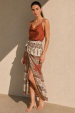 Lefkada Viscose Wrap Midi Skirt Κωδικός: 3033 Χαρακτηριστικά Προϊόντος • Πολυμορφική κρουαζέ midi φούστα • Εσωτερικό φύλλο που ασφαλίζει με κορδονάκι • Εξωτερικό φύλλο που τυλίγει το σώμα και δένει στη μέση • Ρυθμιζόμενη εφαρμογή που προσαρμόζεται εύκολα στη σιλουέτα • Άνετη γραμμή με φυσική κίνηση • Midi μήκος • Ασύμμετρο τελείωμα • One Size – καλύπτει έως X-Large • Viscose blend σύνθεση καφέ  αποχρωση • Ανάλαφρη, δροσερή και breathable αίσθηση • Πολύ μαλακή υφή με όμορφη εφαρμογή Διαστάσεις (One Size) • Μέση: έως 105 cm (ρυθμιζόμενη με δέσιμο) • Περιφέρεια: έως 120 cm • Μήκος: Midi Asymmetrical Οδηγίες Φροντίδας • Πλύσιμο στους 30°C • Χωρίς στύψιμο • Σιδέρωμα σε χαμηλή θερμοκρασία