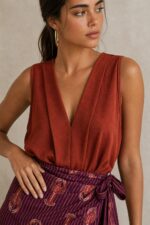Crepe Mao Neck Αμάνικο Top Χαρακτηριστικά Προϊόντος • Αμάνικο τοπ με κομψή Mao λαιμόκοψη και V άνοιγμα • Ανάλαφρη, άνετη γραμμή που αγκαλιάζει όμορφα το σώμα • Ύφασμα Crepe με απαλή, δροσερή αίσθηση • One Size – καλύπτει έως X-Large • Non Iron ύφασμα που δεν απαιτεί σιδέρωμα • Ιδανικό για καθημερινές, office αλλά και βραδινές εμφανίσεις • Συνδυάζεται εύκολα με παντελόνες, φούστες και σορτς Διαστάσεις Μέγεθος Καλύπτει One Size έως X-Large Σύνθεση • Crepe Οδηγίες Φροντίδας • Πλύσιμο στο κρύο • Χωρίς στύψιμο • Φυσικό στέγνωμα • Δεν απαιτεί σιδέρωμα (Non Iron)