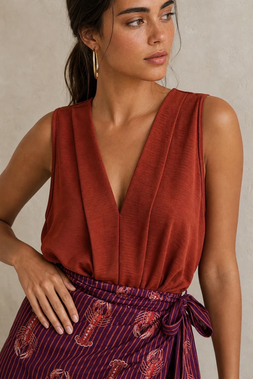 Crepe Mao Neck Αμάνικο Top Χαρακτηριστικά Προϊόντος • Αμάνικο τοπ με κομψή Mao λαιμόκοψη και V άνοιγμα • Ανάλαφρη, άνετη γραμμή που αγκαλιάζει όμορφα το σώμα • Ύφασμα Crepe με απαλή, δροσερή αίσθηση • One Size – καλύπτει έως X-Large • Non Iron ύφασμα που δεν απαιτεί σιδέρωμα • Ιδανικό για καθημερινές, office αλλά και βραδινές εμφανίσεις • Συνδυάζεται εύκολα με παντελόνες, φούστες και σορτς Διαστάσεις Μέγεθος Καλύπτει One Size έως X-Large Σύνθεση • Crepe Οδηγίες Φροντίδας • Πλύσιμο στο κρύο • Χωρίς στύψιμο • Φυσικό στέγνωμα • Δεν απαιτεί σιδέρωμα (Non Iron) Crepe Mao Neck Αμάνικο Top Χαρακτηριστικά Προϊόντος • Αμάνικο τοπ με κομψή Mao λαιμόκοψη και V άνοιγμα • Ανάλαφρη, άνετη γραμμή που αγκαλιάζει όμορφα το σώμα • Ύφασμα Crepe με απαλή, δροσερή αίσθηση • One Size – καλύπτει έως X-Large • Non Iron ύφασμα που δεν απαιτεί σιδέρωμα • Ιδανικό για καθημερινές, office αλλά και βραδινές εμφανίσεις • Συνδυάζεται εύκολα με παντελόνες, φούστες και σορτς Διαστάσεις Μέγεθος Καλύπτει One Size έως X-Large Σύνθεση • Crepe Οδηγίες Φροντίδας • Πλύσιμο στο κρύο • Χωρίς στύψιμο • Φυσικό στέγνωμα • Δεν απαιτεί σιδέρωμα (Non Iron)